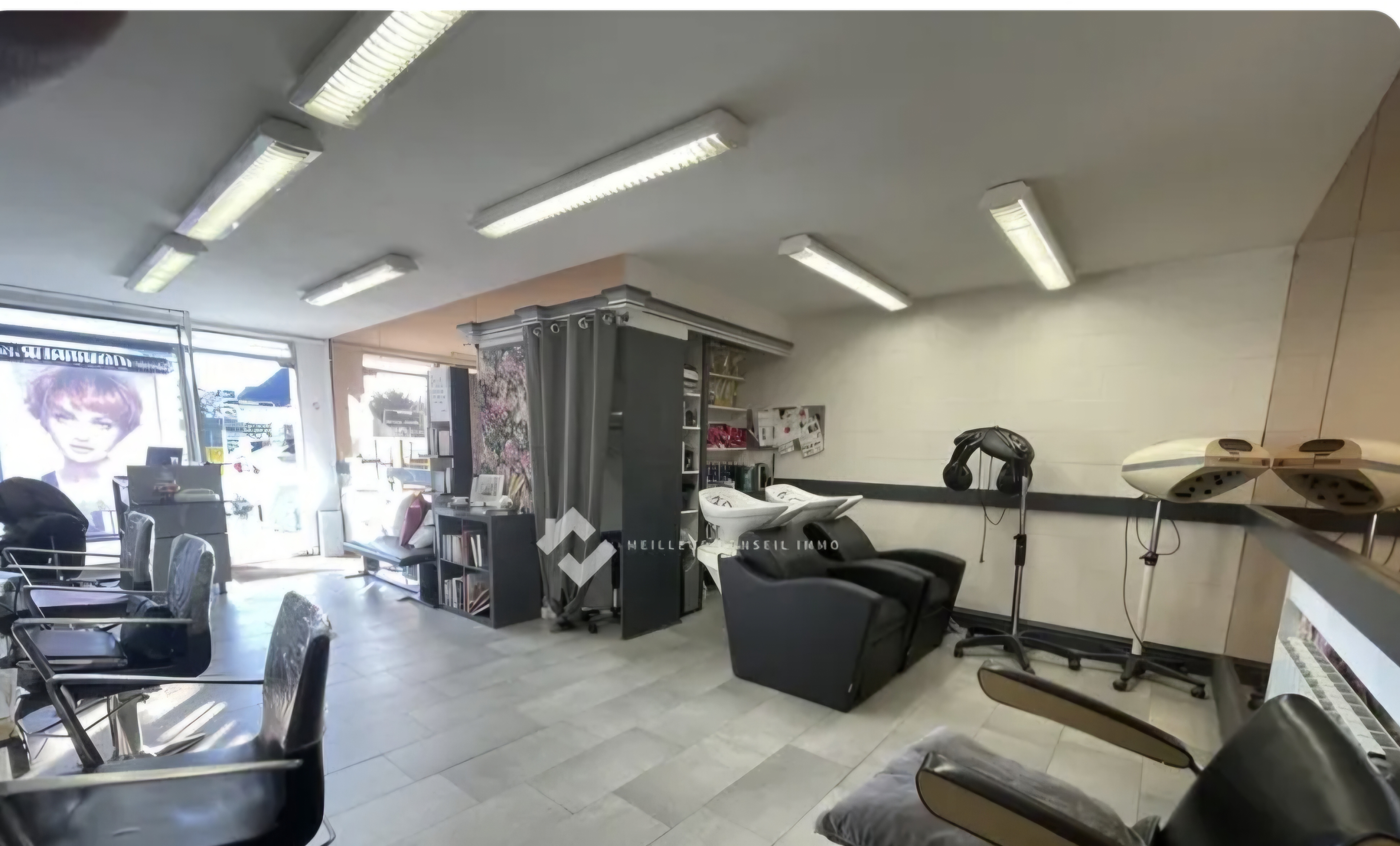 Salon de coiffure idéalement placé 
Parking proche
3 bancs de coiffage
2 bacs électrique
Toilette 
Réservé