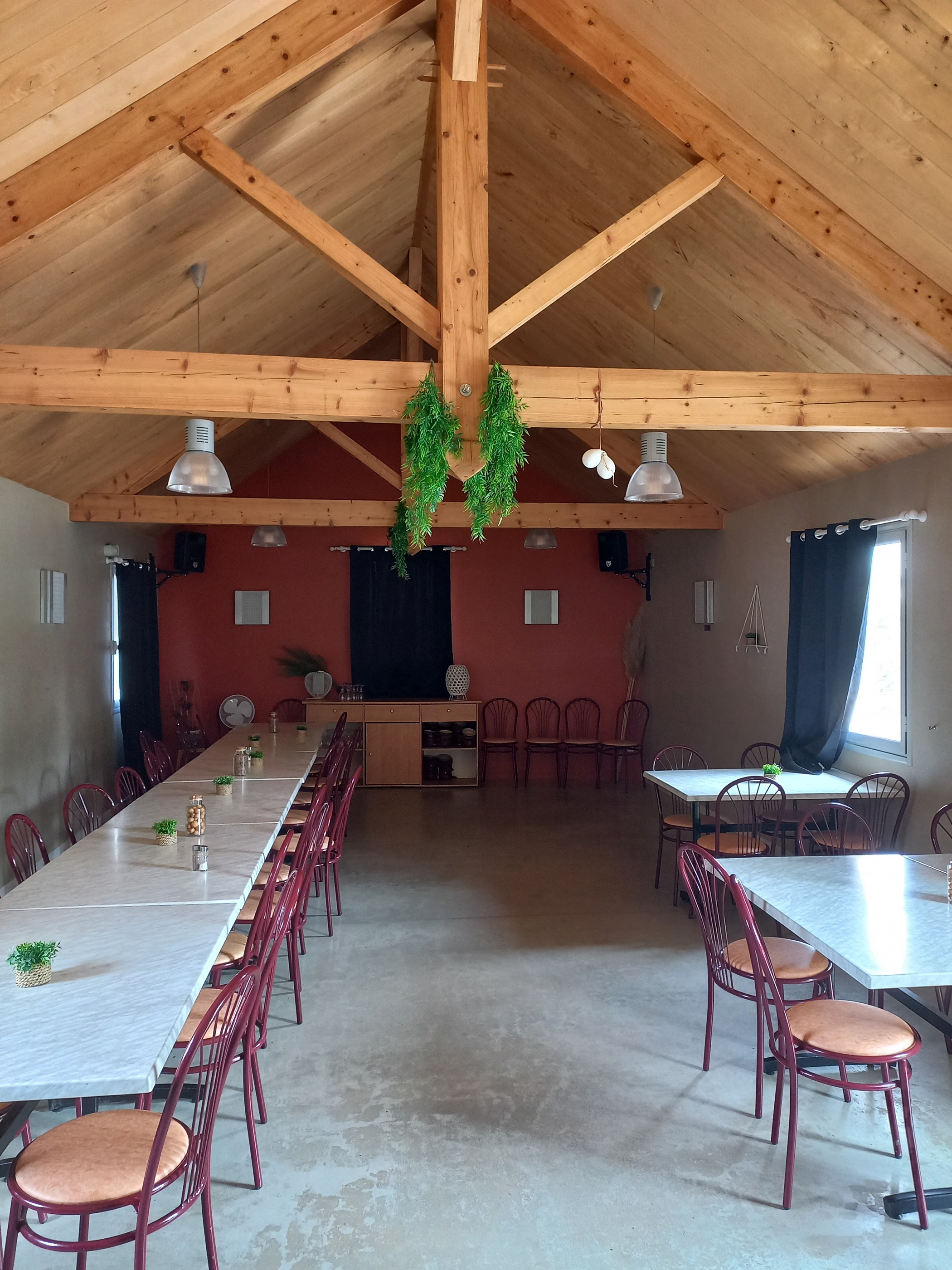 Quins recherche un nouvel exploitant à compter de début août pour son unique bar-restaurant : "Le Quinsois".

Dans notre joli village de 925 habitants au cœur du ségala et aux portes de Rodez et d’Albi, le bar restaurant Le Quinsois, idéalement situé au centre du village, fait partie du paysage commercial de la commune.
La commune dispose d’une crèche et d’une école avec transport scolaire et un collège est accessible en bus.

La municipalité est à la recherche d’un nouveau gérant afin d’assurer la continuité de cet établissement.
Pas de fonds de commerce à reprendre, ni de droit au bail, ni de pas de porte, affaire clé en main exploitable immédiatement.
Le fonds de commerce (matériel complet, licence IV) et le local commercial, le tout appartenant à la mairie, sera mis à disposition moyennant une redevance mensuelle de 380€.
Un dépôt de garantie de 5000 € encaissé sera demandé au moment de l’exécution du contrat de location.
Ce restaurant dispose d’une capacité d’accueil de 70 couverts.
	deux salles de restauration (41 m2 et 38 m2), rénovées en 2025
	Un bar aménagé et équipé
	Une cuisine tout équipée 
	Une terrasse avec le mobilier d’une capacité de 15 couverts
	Une salle communale à disposition
	Parking à proximité

Objectif : Continuer à dynamiser l’attractivité du village pour la clientèle locale, touristique, les randonneurs, VTT …

Nous recherchons des professionnels avec une expérience dans la restauration et la gestion d’entreprise, désireux de vivre à la campagne.

· Organisés, dynamiques et accueillants, avec le sens du contact.
· Bons gestionnaires disposant de compétences en gestion d’un restaurant.
· Formations nécessaires à l’exploitation d’une licence IV

Vous devrez proposer une cuisine de qualité, destinée à une clientèle locale (repas ouvriers, repas festifs et familiaux, cuisine généreuse, voire régionale).
Prévoir un investissement minimum pour le besoin en fonds de roulement et la trésorerie nécessaire au lancement de l’activité 

La visite des locaux par les candidats est obligatoire afin que vous puissiez vous rendre compte de toutes les caractéristiques et contraintes des lieux.
Un logement situé au-dessus du restaurant peut aussi être mis à disposition.
Le rendez-vous est à prendre en mairie au 05 65 69 03 04 ou mairie@quins.fr