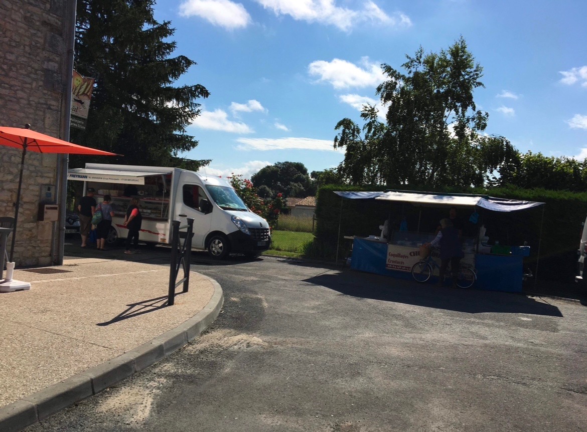 URGENT Vend Fond de commerce, boulangerie pâtisserie épicerie Snacking, situé à 15 km de l’océan dans un village de 1 300 habitants environ habitants, c’est un village où il fait bon vivre et et qui est en pleine expansion de nouvelles cités ont vue jour et une autre en cours, à proximité école primaire garderie, espace de jeux bibliothèque de nombreux associations.
La boulangerie pâtisserie et le seul commerce alimentaire du village .
Le commerce se compose :
-d’un magasin avec deux vitrines- une viennoiserie,  l' autre pâtisserie (moteur neuf) des présentoirs pour l’épicerie, à l’arrière du magasin une réserve pour épicerie ou autre donnant sur le grand jardin clos avec un très grand auvent et accès au fournil.
- le fournit avec four électrique. Chambre de pousse, diviseuse, pétrins
tours réfrigérée cinq portes dessus marbre neuf ,frigo américain spécial traiteur et matières premières .
Le tout est très bien équipé, matériel entretenu, les locaux sont lumineux, habitation, boutique et laboratoire .
Logement dans le même bâtiment, composé: entrée,  pièce à vivre, cuisine américaine, Bureau, salle de bain avec WC. étage, 2 grandes chambres et salle de bain-wc, dressing.
Le loyer de 714 € ,60 magasin et appartement.
Convient également  pour première acquisition .De nombreuses choses sont à redéveloppées comme les livraisons, les dépôts, le petit marché, le coin, terrasse, dépôt de gaz et point relais pour colis ETC...
JE RESTE A VOTRE DISPOSITION POUR PLUS DE PHOTOS
le prix est négociable