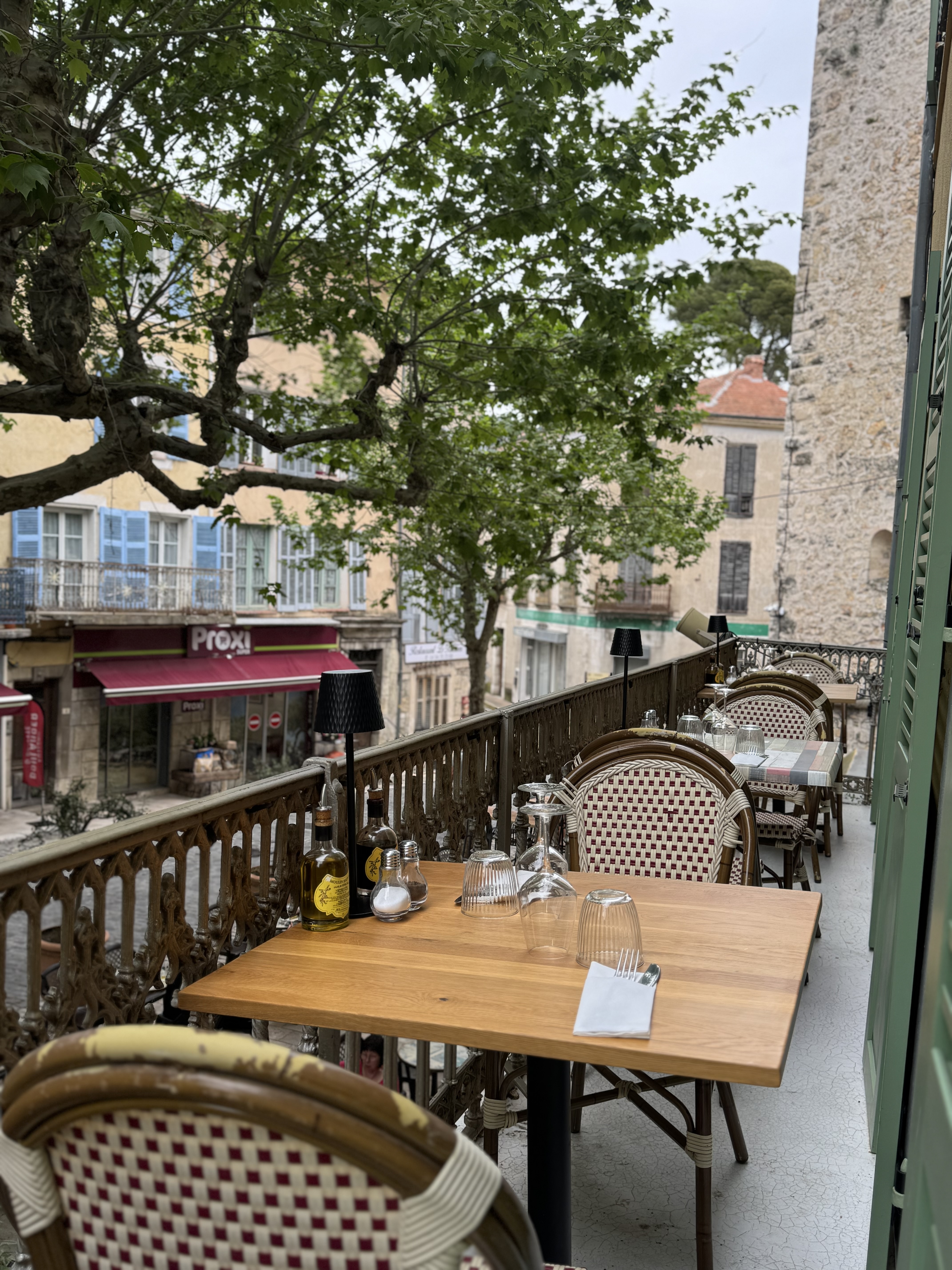 BARGEMON : surnommé la perle du haut var

RESTAURANT Fonds de commerce
Restaurant traditionnel
Licence 3

Venez découvrir ce restaurant , plein de charme avec une belle superficie.
L'intérieur sur 2 niveaux avec de
nombreuses possibilités d’aménagements .
En terrasse environ 40 couverts peuvent y trouver place et sur le balcon qui donne sur la place principale du village 10 couverts supplémentaires en 5 tables de 2 .

Au dessus du restaurant,
Appartement  à rafraîchir avec 
5 chambres 
1 cuisine équipée neuve
2 salle de bain 
1 Salon 
Peut servir de logement principal , héberger des saisonniers ou chambres d’hôte

Le restaurant peut accueillir environ 60 personnes à l'intérieur ( 30en RDC+ 30 en R+1 ), et 50 personnes en terrasse + balcon.
Cuisine entièrement équipée, avec une partie du matériel neuf de qualité.
( fourneaux 4 feux+plancha+friteuses CHARVET , Four vapeur RATIONAL , coins plonge neuf …)

Très bon chef de cuisine en place 
Vendu avec ou sans personnel

Service les midis et soirs , avec 2 jours de repos par semaine. 
Beau potentiel avec nombreuses possibilités d'évolution du chiffre.
Loyer 1700€ Ttc/mois  
et pour la terrasse en sus 600 €Ttc/an.

Idéalement situé sur la route menant aux Gorges du Verdon, au coeur du village , sur la place principale,parking gratuit. 
École, crèche,boulangerie, pharmacie, supérette etc . 
Très bonne qualités de vie dans ce petit village

A 20mn de Draguignan
20 minutes de la pleine de montauroux
25 minutes du Muy ( A8 ) . 
Beau potentiel
Très beau village prisé des étrangers .

Plus d’informations sur demande 
Mise en place d’une Gérance avec option d’achat possible sur dossier

Vend pour cause de changement projet