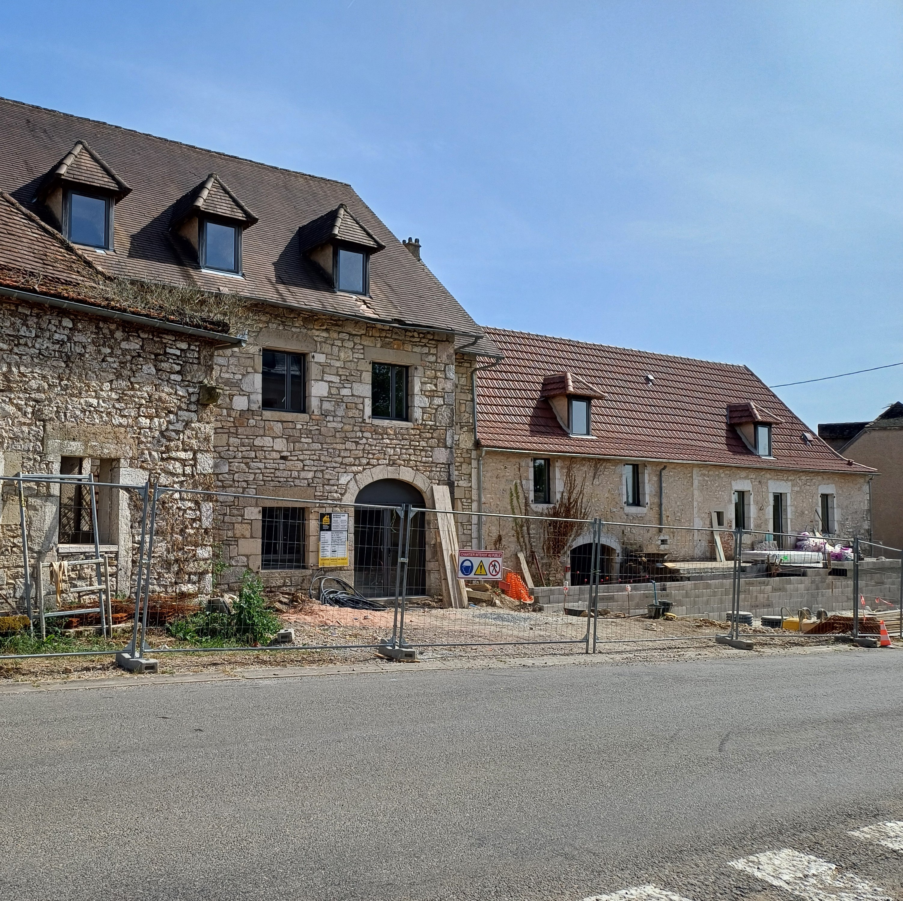 La commune de Gréalou (Lot) recherche une location gérance pour son restaurant de 135 m2  (type traditionnel, gastronomique ou à thème) avec deux salles dont une à l’étage ainsi que deux terrasses : une côté jardin et l’autre côté route (en face de l’école) qui est en cours de réhabilitation et dont l'ouverture est prévue pour début 2026. 

Il se situe dans un village d’Occitanie de 325 habitants avec écoles maternelle et primaire et de nombreuses associations Il bénéficie de la proximité de Cajarc 
(120 000 visiteurs par an) et de Figeac (500 000 touristes par an). Il est localisé sur un axe routier important mais aussi sur le chemin de St Jacques de Compostelle (14 000 passages / an) et dans le Parc Naturel Régional des Causses du Quercy. 

 Il s’agit d’une  création d’activité avec des investissements à prévoir (matériel, aménagements intérieus …) et notamment espace cuisine à équiper 
 •Le  Loyer pour le restaurant avec un petit logement à l’étage (T2  de 40m²) est à  640 €/mois

Profil recherché :
 Expérience dans la restauration et de la gestion
 Sens de l’accueil  et du commerce, convivialité, 

 Pour toute demande de candidature ou d’informations complémentaires merci d'envoyer un mail avec vos coordonnées téléphoniques  ainsi que votre  mail à la Mairie de Gréalou, nous vous contacterons dans les plus brefs délais. Et vous transmettrons le dossier de candidature et le cahier des charges 
 La Mairie de Gréalou est ouverte  le mardi 9h/12h et 13h/16h30. Et le vendredi matin. Toutes les informations sont sur le site internet de Gréalou point com

 Alors prêt ? Rejoignez-nous pour cette belle aventure et participez au dynamisme de notre commune