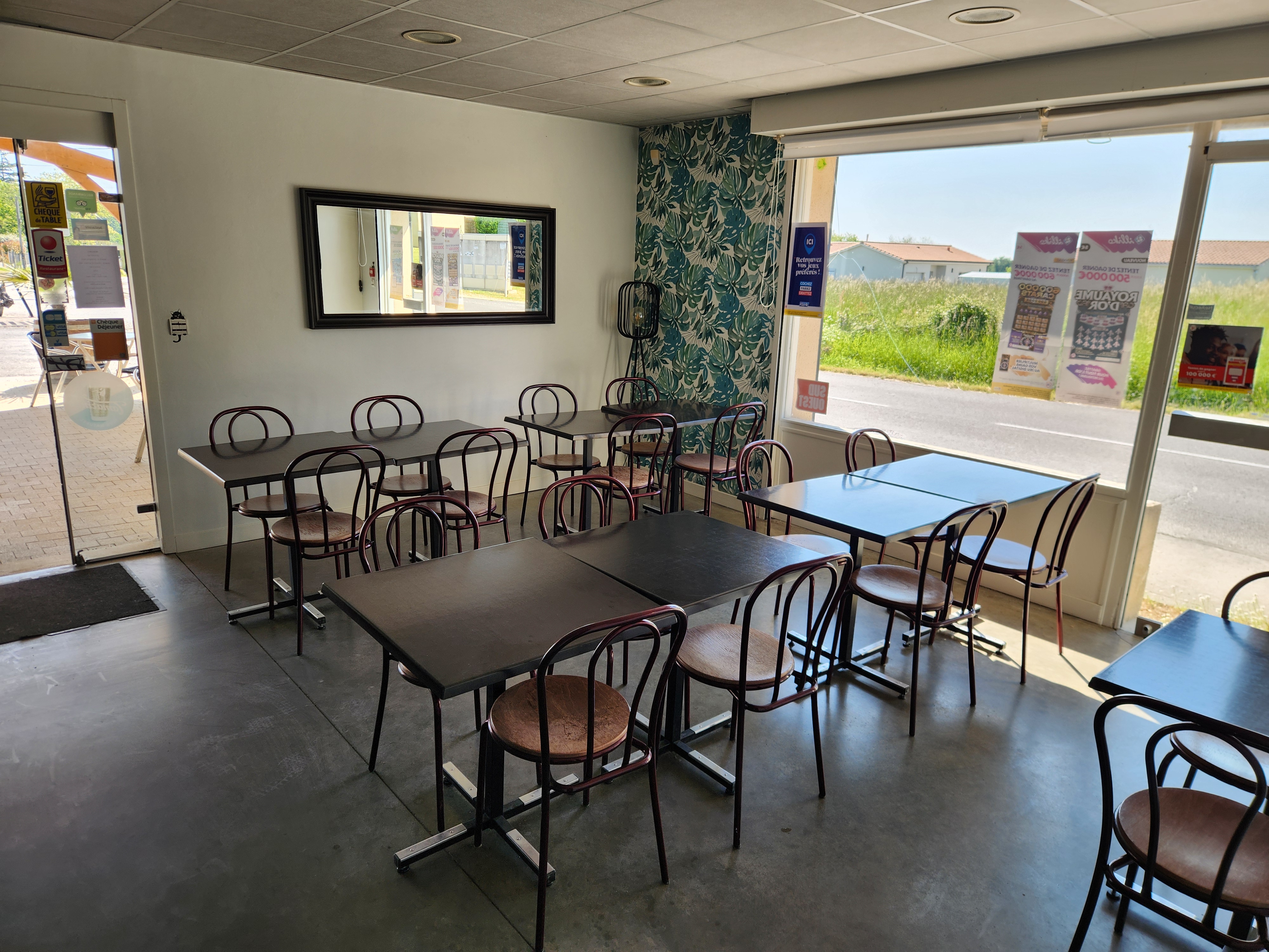 Av fonds de commerce bar restaurant épicerie FDJ cause départ retraite 17 ans activité dans petit village 1600 habitants , bordure départementale , grand parking, idéal pour couple . Bar restaurant licence 4 , intérieur 26 places , terrasse couverte , jusqu’à 30/35 places . petite épicerie de dépannage .

 Point de vente FDJ 

Cuisine équipée pour pizzas ( presse et four ) et matériel pour restauration classique. Pas de contrat bière . Petit loyer , bâtiment communal.

 Importante possibilité de développement, (actuellement, pas de bar/restauration le soir, fermé 20h00)