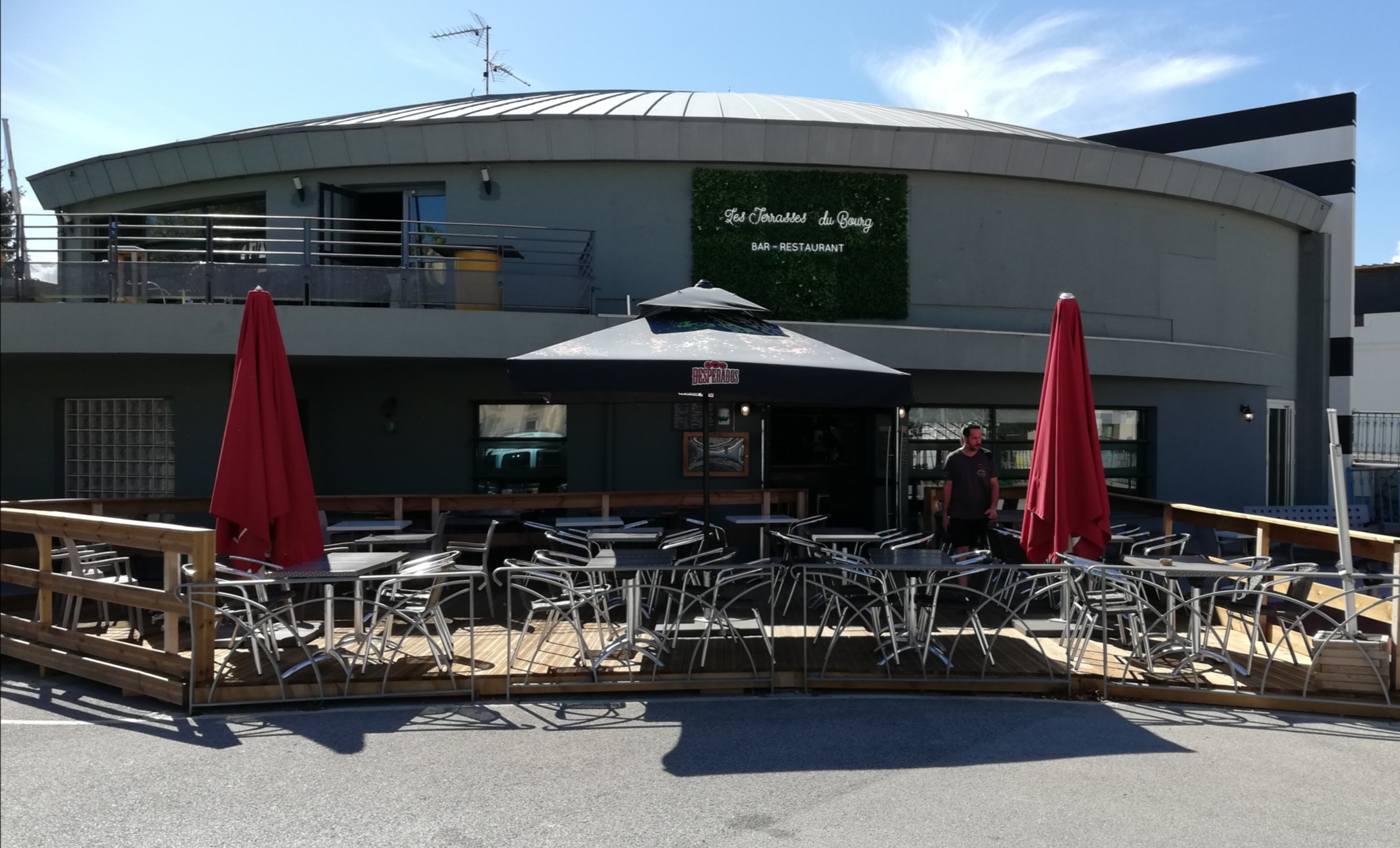 Basse cerdagne, fort potentiel pour ce bel établissement redécoré et ré-aménagé en 2023, cuisine ouverte, avec deux belles terrasses extérieures et un pub à l'étage équipé son & lumières, cabine DJ et téléviseurs pour divers événements festifs et sportifs.
Surface exploitable environ 300 m2, places assises intérieur 50, extérieur +50.
Libre de tout contrat, fournisseurs et salariés.
Exploitable á 2 personnes hors saison+ 2 saisonniers haute saison.
Service midi : ouvriers, commerciaux,locaux et tourisme (gare train jaune à proximité) et passage vers Espagne et Andorre. Ticket moyen 25/30€.
Service soir : locaux, tourisme franco/espagnol. Ticket moyen 30/40€.
Pub actuellement exploité soirs et weekends en bar à tapas.
Faible loyer 600€ + 200 € licence 4 (communal). Bail commercial jusqu'en 2033 renouvelable.
CA moyen 215000€
Vendu entièrement meublé et équipé 95000 €
Pour plus de renseignements, photos et vidéos contact mail ou téléphone.