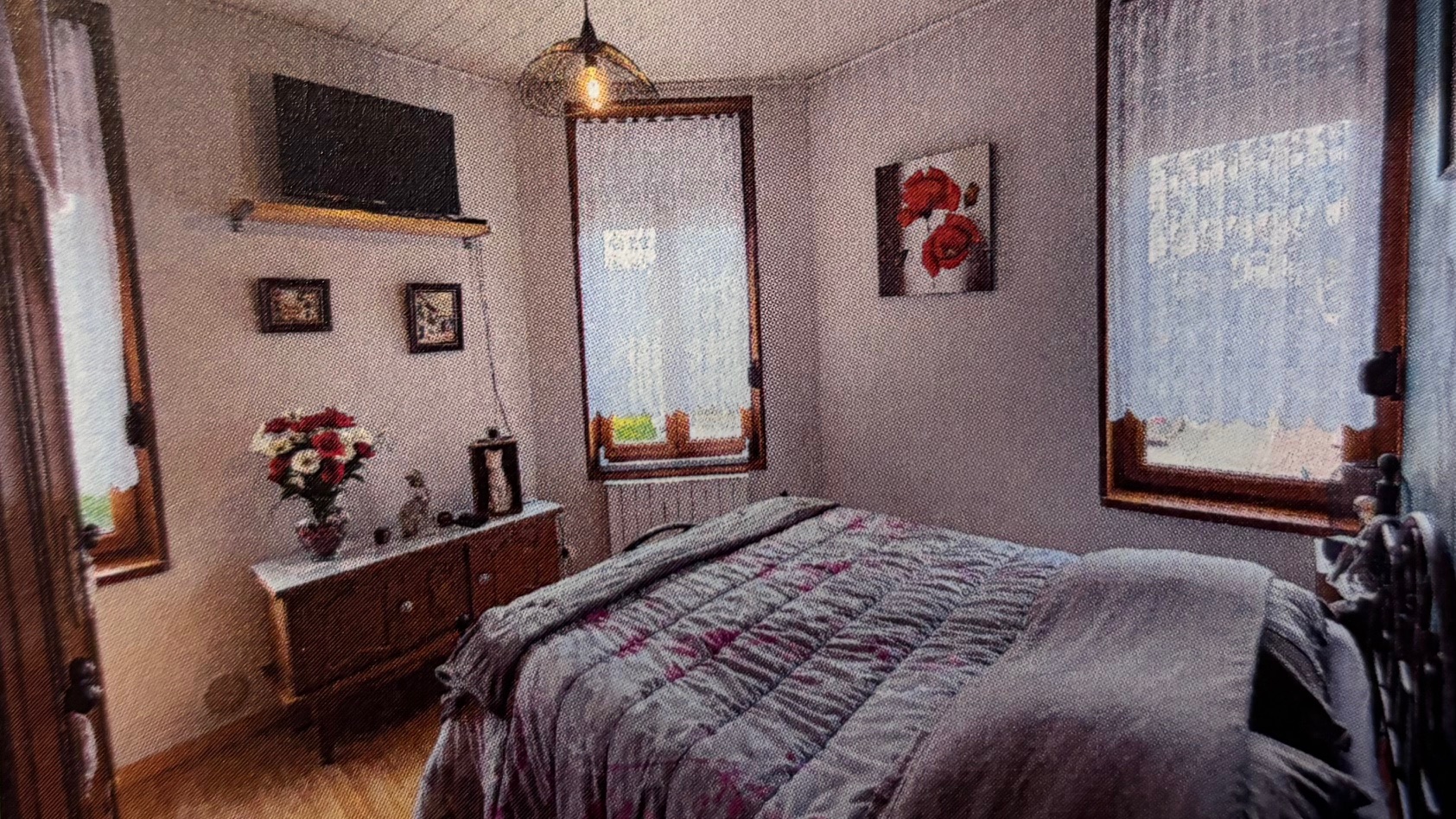 Maison avec fond de commerce "Café licence IV" cause retraite.

Café de village situé à GLAGEON au cœur de l'avesnois dans le NORD.
En activité depuis 1976, nous vendons notre café (L'escale) idéalement situé au centre du village sur la place de l'église. Grand parking gratuit et commerces de proximités (boulangerie, boucherie, légumes&fromages, pharmacie, coiffeur, garage, supermarché et maison de santé).

Description du bien:

Au Rdc:
-Espace café de 36 m2 avec pièce attenante de 12.5 m2+ toilette.
-Espace privé: un couloir desservant une pièce privée salon/cuisine 21 m2, cave, véranda et cour fermée de 50 m2.
Chauffage gaz.

Etages:
-Grand palier, 4 chambres et salle de bain+toilette (67 m2).
Chauffage électrique.
-Grand grenier de 53 m2.