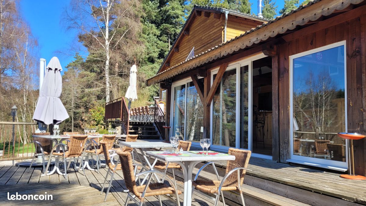 Commerce atypique à céder : restaurant, bar, salle de concert et putting-golf, activité unique en France. Situé dans un cadre
exceptionnel, au milieu des bois, exposé plein sud et face au Lizieux, à seulement 2 km du bourg de Tence, L’Ours Maçon bénéficie d’un
environnement naturel remarquable, au sein d’un village dynamique sur les plans culturel et touristique. La diversité de ses activités
permet de toucher un public large et varié, ce qui fait de cette entreprise un lieu singulier avec un fort potentiel de développement. Le
restaurant, exploité depuis 2010 selon les éléments du dossier, est bien implanté et reconnu localement. La salle de 170 m², complétée
par de belles terrasses, offre un cadre adapté aussi bien aux repas de groupe, de famille ou d’entreprise qu’à une clientèle recherchant
une ambiance plus intimiste. Le putting-golf, présenté comme unique en France, constitue un véritable marqueur différenciant de
l’établissement. Ludique, technique et accessible à tous les âges, il s’adresse aussi bien à une pratique individuelle que collective et
permet de développer une clientèle de loisirs, touristique ou événementielle. La salle de concert participe également à l’identité du lieu grâce à une programmation éclectique et régulière. L’absence de voisinage immédiat et la qualité du cadre en font un site particulièrement adapté à l’organisation de concerts, d’animations et d’événements privés ou professionnels. Cette affaire offre une
belle opportunité de reprise pour un couple, un investisseur ou un porteur de projet souhaitant s’inscrire dans un lieu de caractère et y
apporter de nouvelles idées. Le fonds de commerce est proposé au prix de 80.000 €, avec possibilité d’acquérir également les murs et
terrains. Deux options sont envisageables : · Acquisition du fonds de commerce seul, avec versement d’un loyer à la SCI propriétaire. ·
Acquisition du fonds de commerce avec les murs et terrains, pour une reprise globale du site. Prix de cession : · Fonds de commerce :
80.000 €. · Fonds de commerce + murs et terrains : 420.000 €. Montant estimé des dépenses annuelles d’énergie pour un usage standard : 7.000 € par an. Prix moyens des énergies indexés sur l’année 2025, abonnements compris.