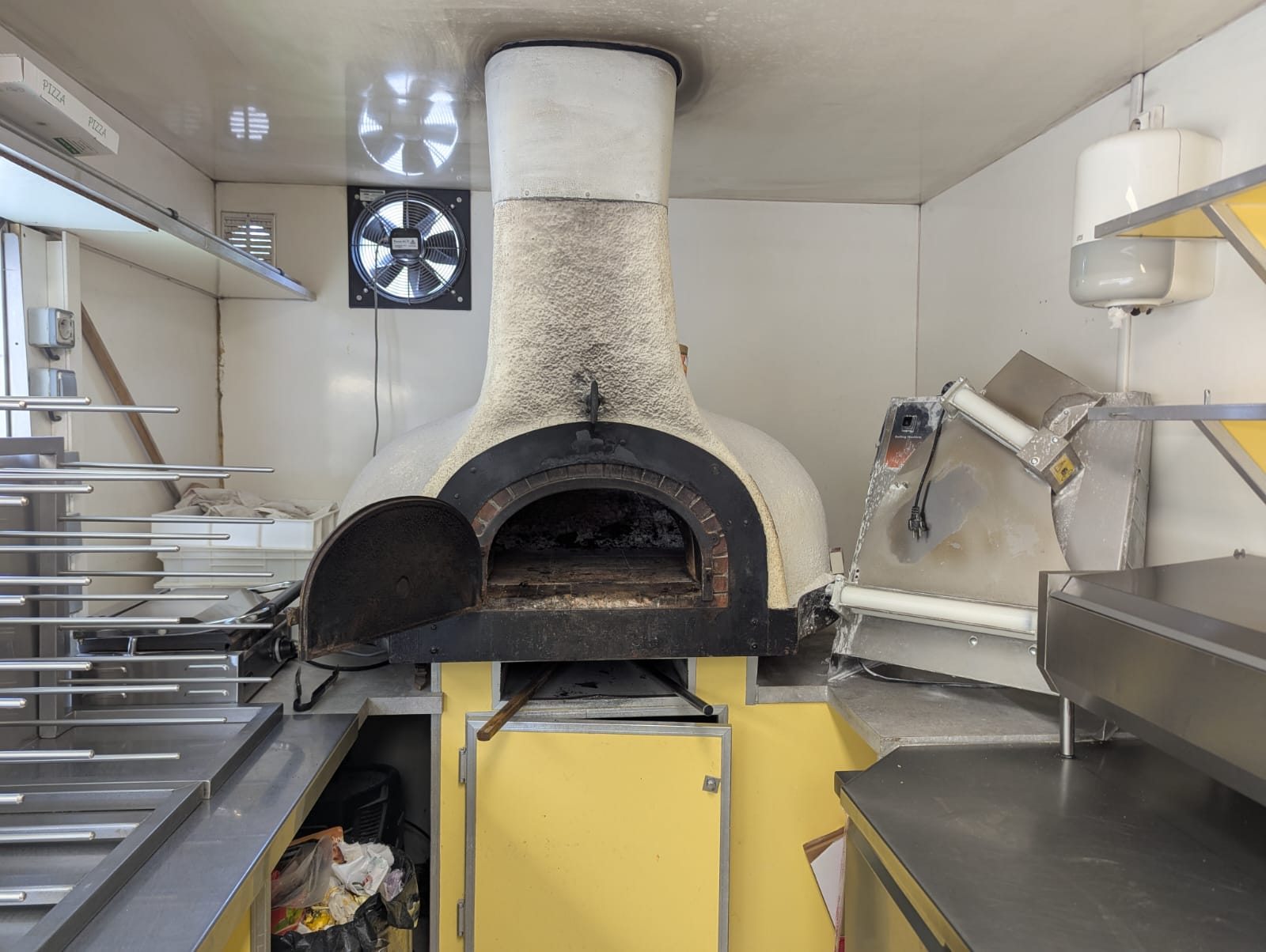 Vends, pour cause de changement d'activité, remorque pizzeria entièrement équipée. (Pas de salarié à reprendre)

Équipement : four à bois, pétrin, laminoir, 2 saladettes à poser sur plan de travail au-dessus de 3 saladettes (2 x 2 portes + 1 x 3 portes) le tout en inox, un frigo boissons, 2 congélateurs, appareil à paninis ...

Emplacement actuel idéal (bord de route nationale, parking, clientèle fidèle). Loyer de 250 € / mois pour l'emplacement et un local pour la préparation de la pâte.

Peut également être déplacée sur ses 6 roues pour d'autres horizons
