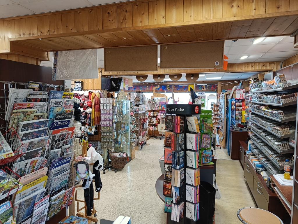 Vends cause retraite,Tabac,Presse,Fdj,Librairie,Souvenirs
Station Familiale été/hiver au coeur d’un grand domaine encore en développement
Saisons importantes avec du passage toute l’année,grand parking privé,quasi monopole
Magasin 100m²+réserve 50m² en très bon état(sécurité,caisses,agencement)
Idéal couple dynamique
Fermé 2x 2,5 semaines / an et coupure tous les midis 12h30/15h00 toute l’année
Fermé hors saison dimanche après midi et lundi toute la journée
Situation privilégiée,cadre de vie préservé,clientèle agréable
CA constante progression même en tabac et presse
EBE reconstitué 200 000€,COM 128000 ,CA280000 apport nécessaire 230000 €
tel après 20h
Agences s’abstenir