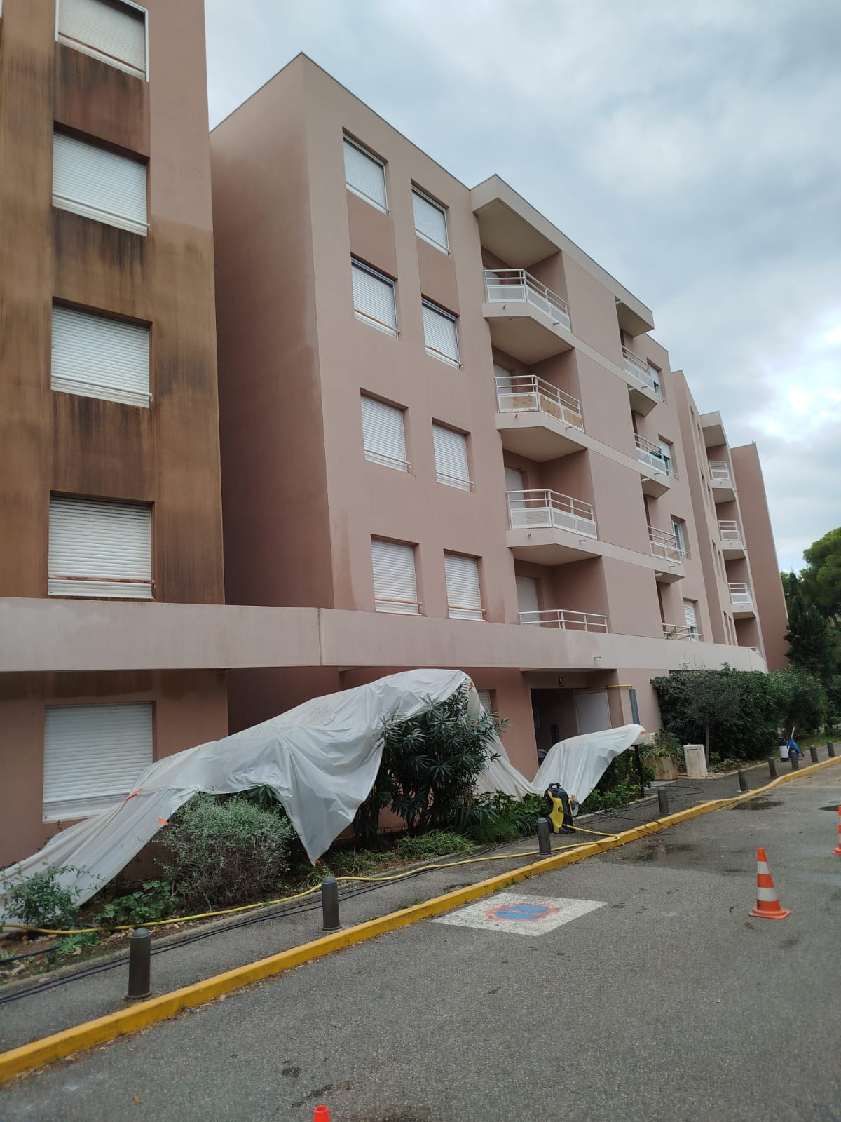 Implantée depuis plus de 12 ans, cette société reconnue intervient de Nice à Aix-en-Provence auprès d’une clientèle fidèle et diversifiée : syndics de copropriétés, entreprises, offices HLM, collectivités et particuliers.

Spécialiste du nettoyage et de l’hydrofugation de façades, toitures et sols extérieurs, l’entreprise s’est bâtie une excellente réputation grâce à la qualité de ses interventions et à un service client irréprochable.

Les données clés :
CA moyen annuel (2022–2025) : 138.100 € HT
Résultat net moyen annuel (2022–2024) : + 18.606 €
Devis signés pour 2026 : 80.000 € HT déjà validés
Taux de transformation moyen des devis de 48 %
Clientèle active

La cession comprenant :
Portefeuille clients complet et fichier structuré
Site web professionnel très bien référencé et générateur de demandes de devis
Véhicule utilitaire floqué Peugeot Expert (2018)
Matériel et stock
Conditions fournisseurs négociées
Accompagnement personnalisé du cédant pour assurer une transmission fluide (présentation clientèle, appui sur les premiers chantiers, formation technique et commerciale)

Points forts :
Entreprise à forte rentabilité, bien implantée et à forte notoriété
Activité à développer : potentiel de croissance important
Outil de travail clé en main, immédiatement opérationnel
Réputation solide et visibilité web forte
Fichier client structuré