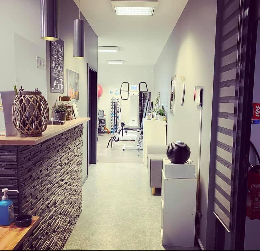 grand espace isolé dans une maison médicale avec salle de musculation et 3 cabines indépendantes, petite cuisine et bar d'accueil.
Maison médicale : 2 médecins, une osthéopate,  une orthophoniste, une psychologue, 3 infirmières et 1 infirmière thérapeutique