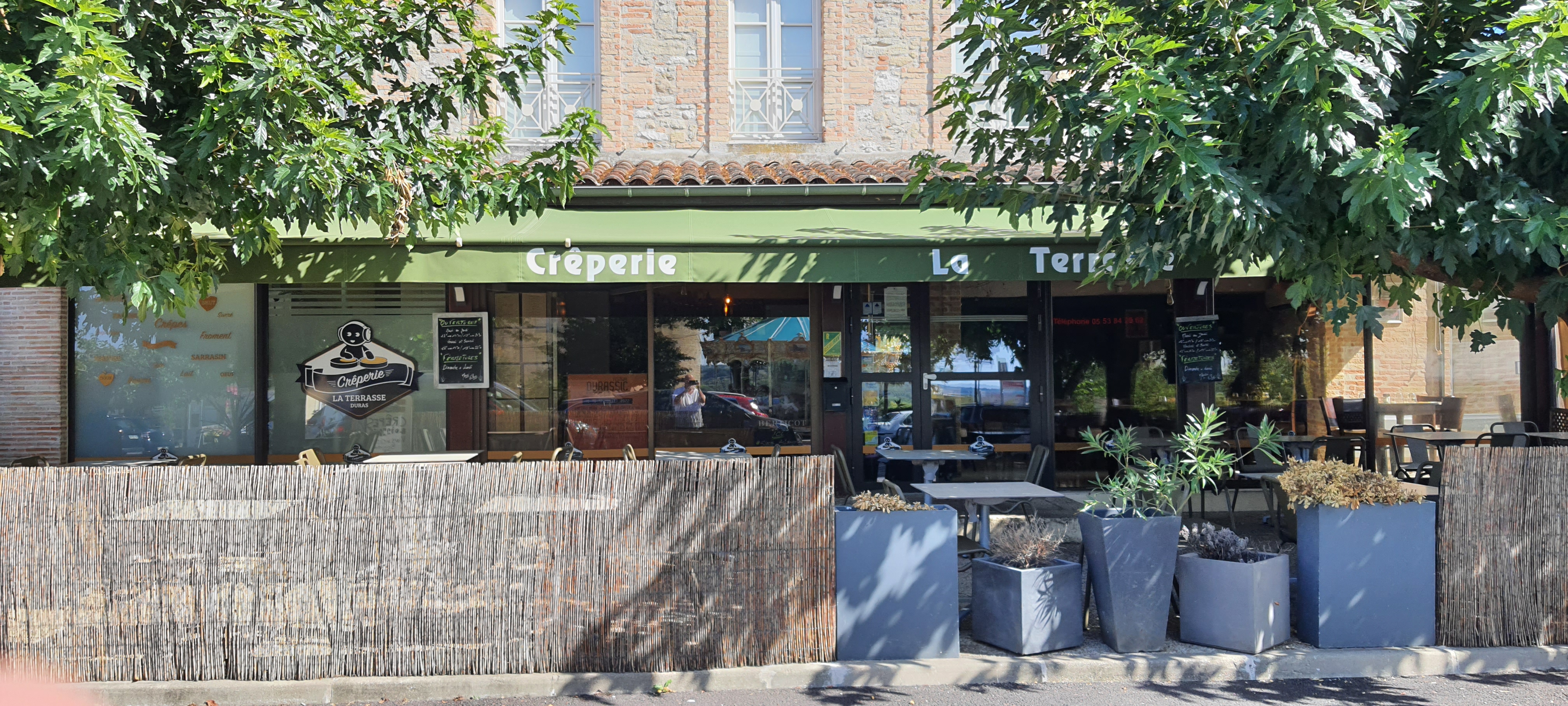 Restaurant Crêperie - 30 Places Intérieure & 30 Places Terrasse - Idéal Jeune Couple 1ere Affaire - beau Potentiel avec le Château de Duras juste en Face - de Nouvelles Idées seront les bienvenus n'hésitez pas, moi je prépare ma Doucement ma Sortie ( Retraite ). Éric.