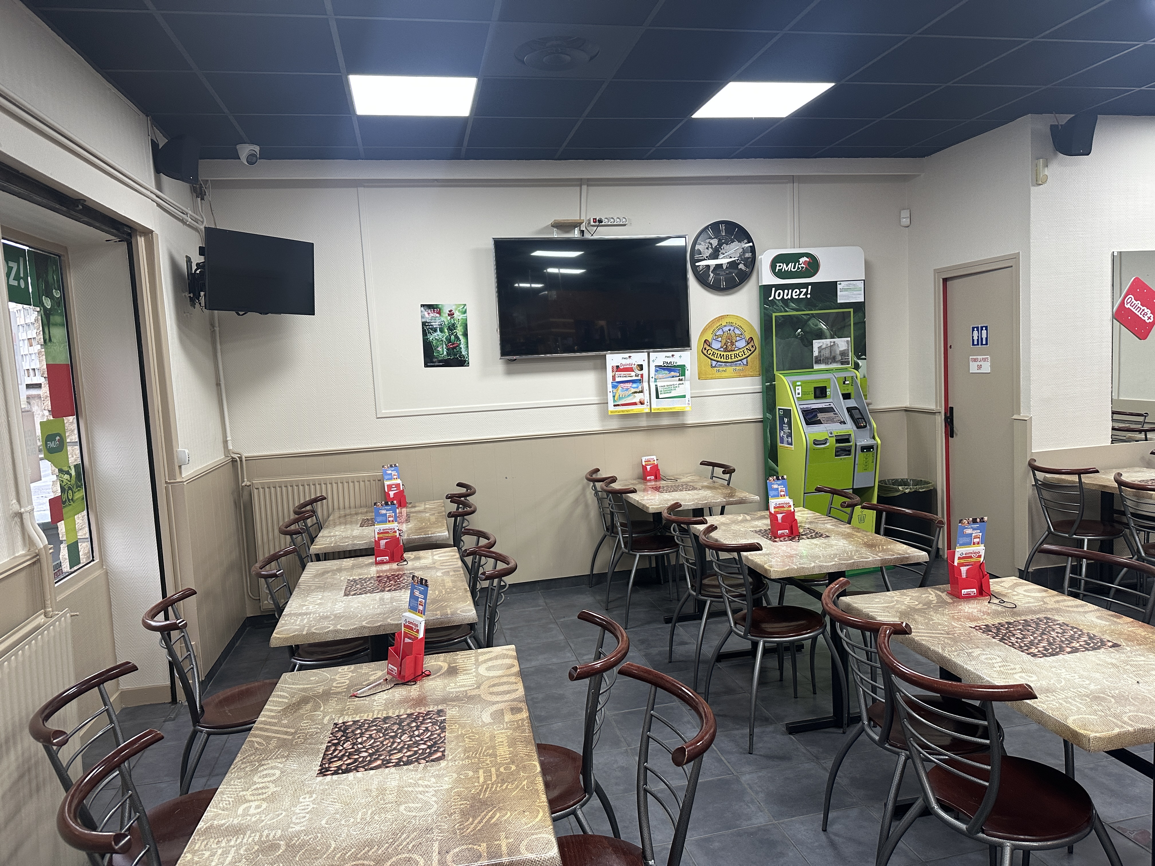 Bonjour je vends mon bar tabac il est très bien situé sur la périphérie de Saint-Étienne notre activité est bar tabac loto PMU et BenBlotterie la surface est de 90 m² avec une cuisine  en plus de 15 m² environ et un appartement de type T2 de 50 m²
aucun travaux à prévoir tout a été refait à neuf toutes les machines sont en très bon état et nous appartiennent nous avons 10 tables de quatre personnes à l'intérieur plus un grand comptoir ainsi qu'une très belle terrasse qui vient d'être rénové
 Chiffre dAffaire :190000euros
40 places assises a l'intérieur
Nous sommes fermés 7 semaine par an
À proximité du carrefour où nous nous trouvons il y a des commerces comme Carrefour une boulangerie Lidl à Snack et un coiffeur
Si t'es pas à me contacter par mail ou par téléphone si vous avez besoin 2 + de renseignements cordialement