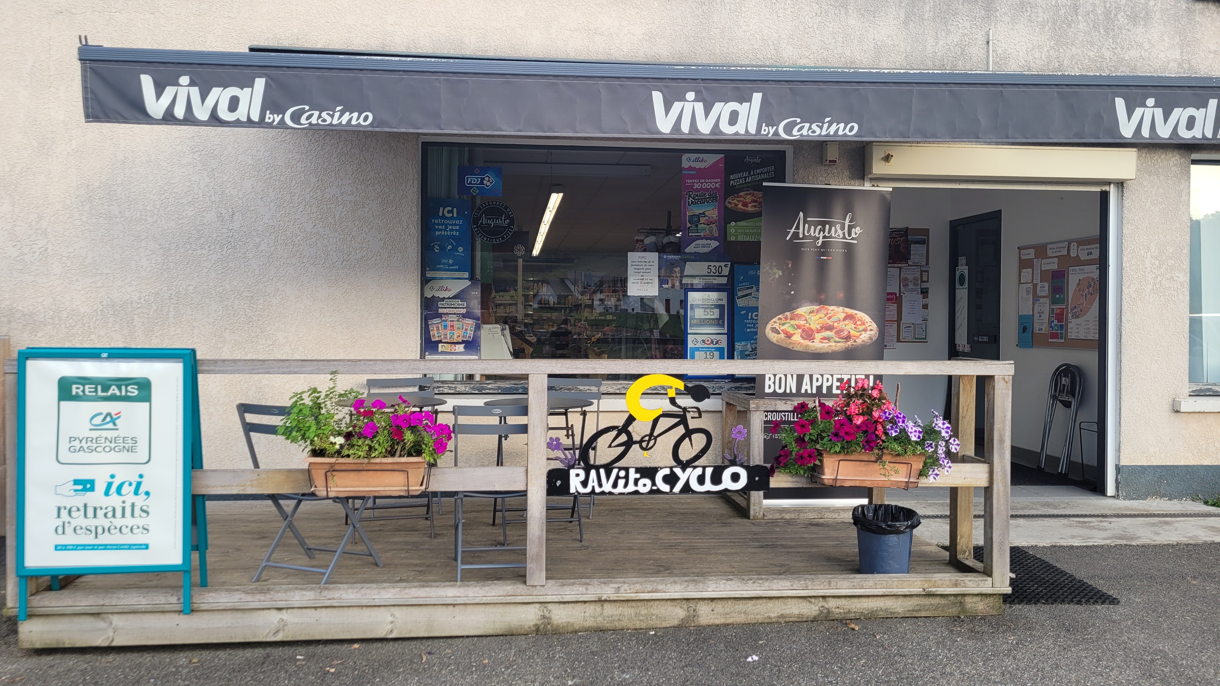 Situé au cœur d'un village du Pays Basque dans un cadre agréable, le commerce offre plusieurs services:

- Café tous les jours
- Point presse
- FDJ
- Pain et viennoiserie cuits sur place
- retrait point vert
- Poisson frais tous les jeudis sur commande avec le poissonnier
- Rôtisserie : Poulets rôtis tous les samedis
- Frigo et congélateur neuf aucun investissement à prévoir.