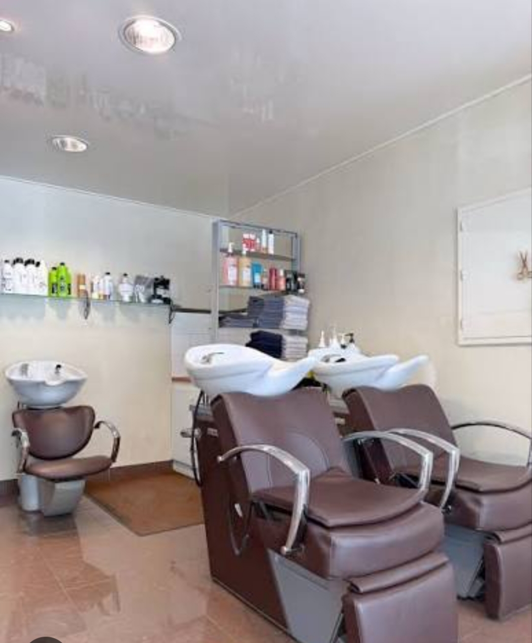 Bonjour, après plusieurs années d'activité, je souhaite aujourd'hui passer le relais

Belle opportunité pour professionnel(le) de la coiffure ou entrepreneur(e) souhaitant développer son activité !

Cadre agréable, idéal pour accueillir une clientèle fidèle et développer une activité pérenne.

Le salon dispose d’un espace de travail fonctionnel et bien agencé, offrant un environnement convivial aussi bien pour la clientèle que pour les professionnels.

Les atouts du salon :

- Clientèle existante et fidèle
- Espace de travail accueillant et fonctionnel
- Matériel et équipements de coiffure en place
- Potentiel de développement de l’activité
- Idéal pour une première installation ou une reprise d’activité

Cette cession représente une belle opportunité pour un professionnel souhaitant s’installer à son compte et poursuivre une activité existante.


Pour tout renseignement complémentaire ou pour organiser une visite, merci de prendre contact.