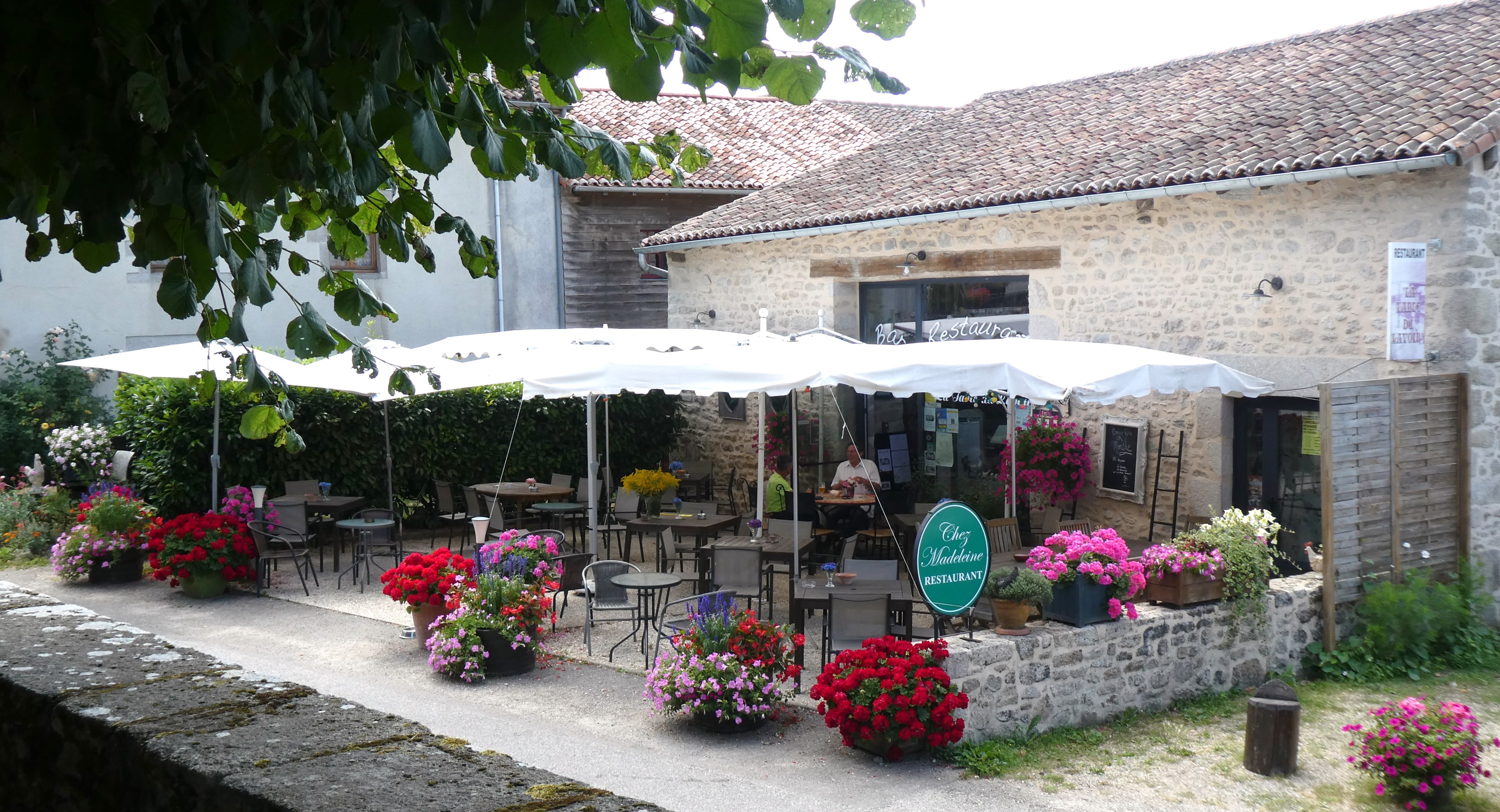 Le restaurant-bar La Table du Lavoir est installé dans un joli bâtiment communal, localisé au coeur du bourg de Montrol-Sénard.
Situé à mi-distance (15 kms) entre Saint-Junien et Bellac, ce petit village touristique, plein de charme, est distant  de 35 kms de Limoges.

Depuis 11 ans, Madeleine et Didier et leur équipe font vivre le restaurant qui est très apprécié par la clientèle, tant pour le cadre que pour la cuisine proposée. Mais, les années passent, et il est temps de lever le pied.

Bénéficiant de la forte attractivité des Monts de Blond et du lieu de mémoire très visité d'Oradour-sur-Glane, Montrol-Sénard est lui-même un écomusée, présentant la vie dans les campagnes au début du 20ème, au travers 17 lieux à visiter, aménagés par l'Association Nostalgie Rurale. 
Il est voisin immédiat de Mortemart, classé Plus Beau Village de France.

Le restaurant comporte une vaste salle lumineuse très agréable, de 50 couverts environ, une mezzanine avec 5-6 tables et une vaste terrasse tranquille, joliment fleurie.