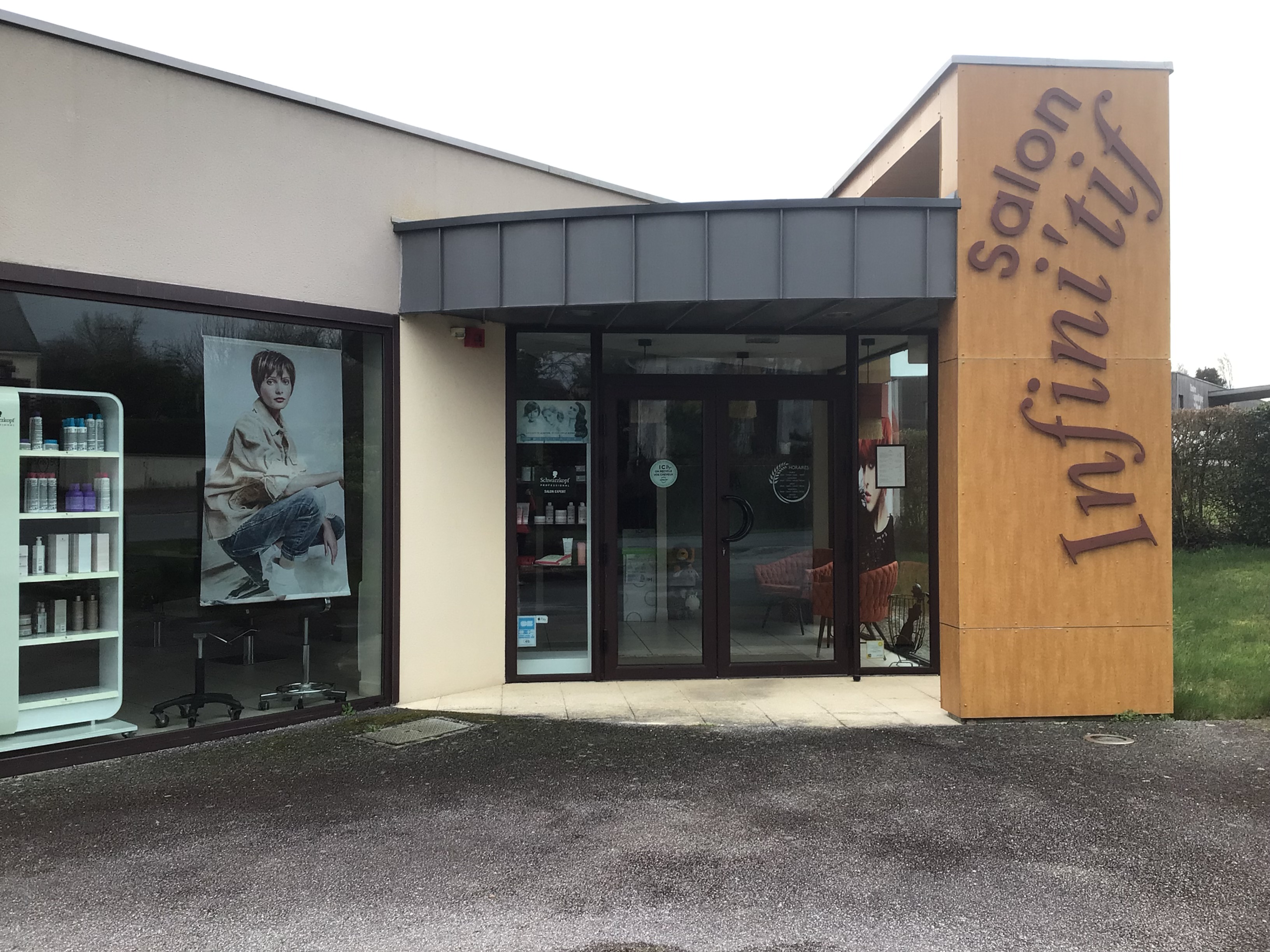 En retraite dans trois ans, vend  salon de coiffure en Centre Bretagne  deux salariées en poste 
Belle activité 
Seul salon dans un village de 900 habitants
Village très touristique ,bientôt petite cité de caractère,près du lac de Guerledan