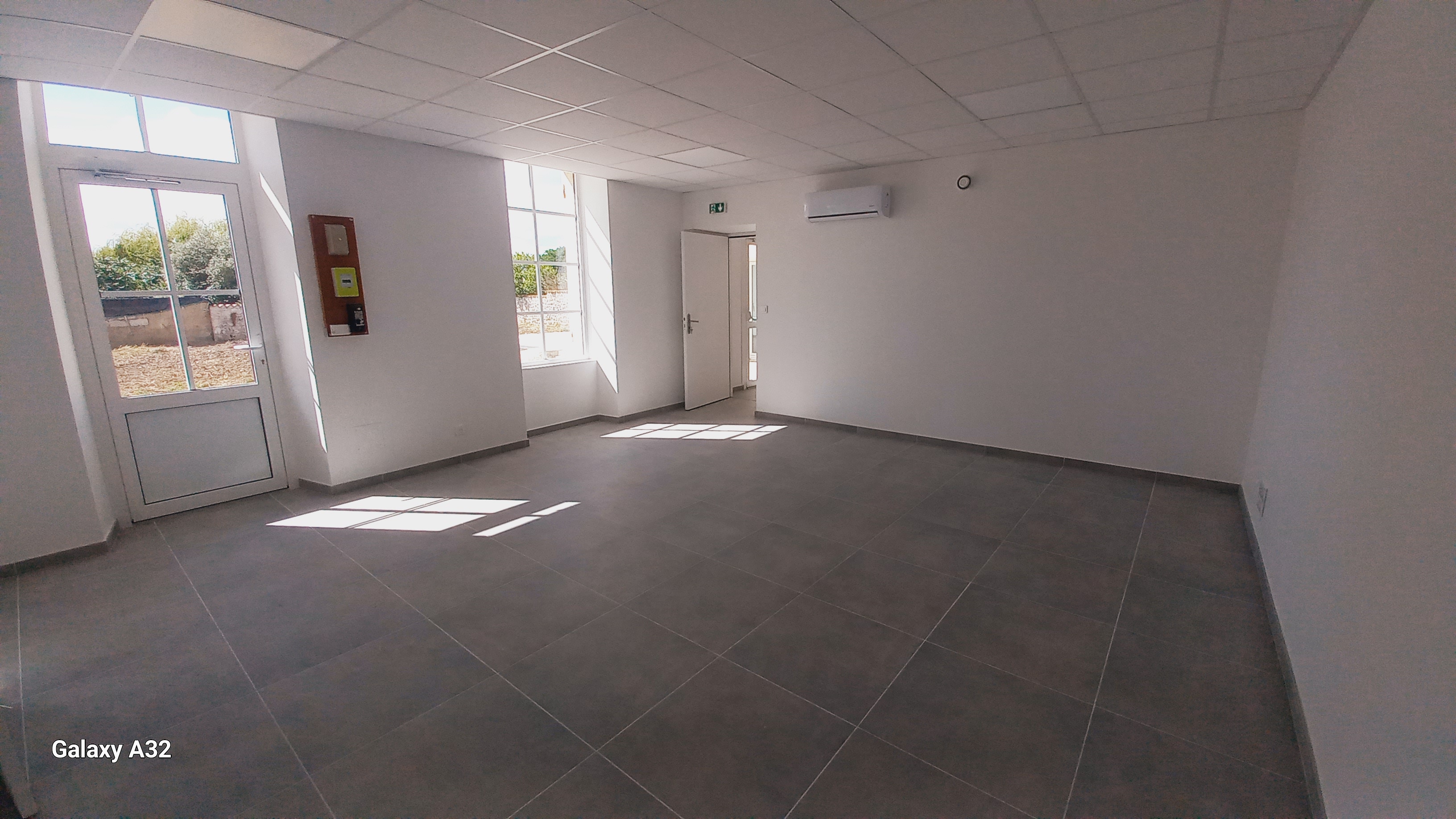 Epicerie vide de tout équipement, prête à être aménagée selon les besoins.
Local d'environ 103 m² entièrement rénové, en centre bourg, sur l'axe Bordeaux - Royan (environ 5000 véhicules / jour le week-end).
Parking à proximité.
Objectif : Avoir un exploitant capable de proposer une offre pérenne, attractive et adaptée aux besoins des 500 habitants.
Loyer de 440 € HT. Dans le cadre d'une aide à l'installation, la commune a décidé de réduire celui-ci à 340 € HT, les 6 premiers mois.
Deuxième local à côté pour y implanter un snack-bar.
Date ouverture souhaitée : 1er décembre 2026 au plus tard.
Date limite de dépôt de dossier : 15 octobre 2026
Visite possible sur rendez-vous