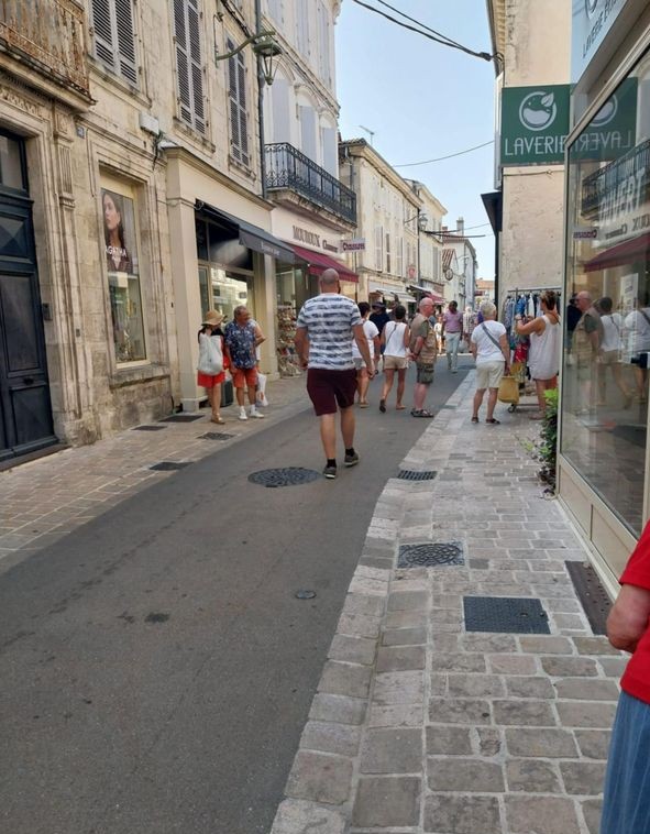 Vend fond de commerce Boucherie Charcuterie à Saint Jean d'Angély (17400) en Charente-Maritime, bénéficiant d'une activité solide et d'une clientèle fidèle. 

Emplacement privilégié dans le centre historique, dans un environnement pittoresque et plein de charme, à proximité immédiate du marché couvert. 

La situation offre une excellente visibilité et un passage important aussi bien grâce aux habitants qu'aux visiteurs de passage. 

Une belle affaire pour un professionnel souhaitant reprendre un commerce déjà bien implanté, dans une ville dynamique de Charente-Maritime.
