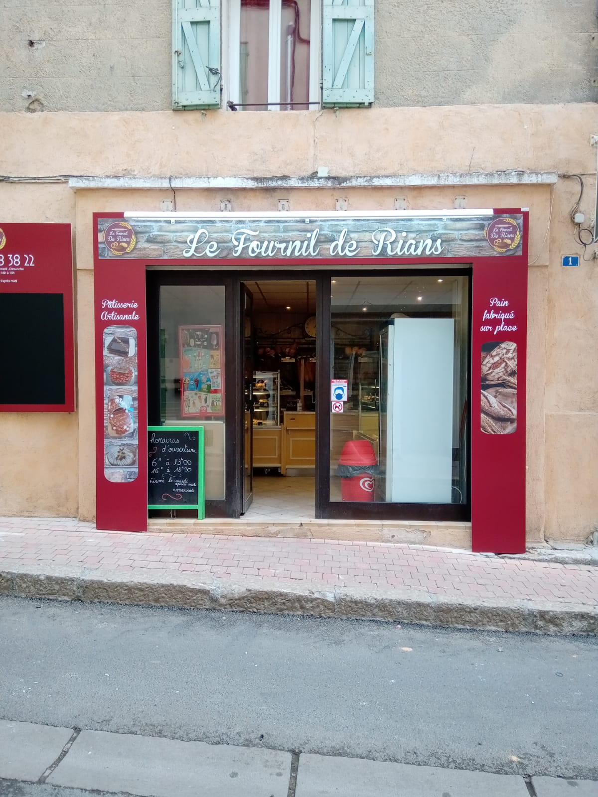 Fonds boulangerie Pâtisserie C.A. cloturé au 30.03.24 150.000 € petit loyer mensuel 650 € bail neuf 3/6/9 pour le repreneur. village haut Var 4500 habitants
vendu cause double emploi et trop fatigué
pas de logement attenant mais facile à trouver