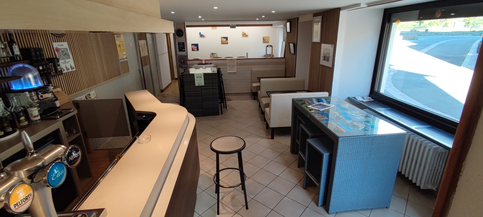 Saisissez une opportunité unique en reprenant ce commerce de proximité situé au cœur d’un territoire où le tourisme représente la 2ème économie pour les activités de loisirs et pleine nature. 

Avec son ambiance conviviale et son ancrage dans la vie locale, ce bar-tabac est bien plus qu’un simple commerce : c’est un véritable lieu d’échanges et de convivialité. La clientèle, composée d’habitués et des vacanciers en résidences secondaires apprécie cet espace où il fait bon se retrouver tout au long de l’année.

L’établissement propose une offre diversifiée (bar, tabac, point poste, dépôt de pain, épicerie de dépannage, produits locaux et presse quotidienne) et offre des possibilités de développement. Vous pourrez développer l’activité en proposant une offre de petite restauration, en organisant des événements (soirées à thème, concerts, expositions) ou en mettant en place la FDJ.

L’appartement cédé avec les murs vous offrira un logement sur place ou la possibilité de créer un hébergement touristique de courte durée de type gîte ou chambres meublées.

Une communication adaptée permettra de capter la clientèle touristique et les cyclistes.

Le cadre de vie agréable, la dynamique touristique estivale et le soutien des acteurs locaux sont autant d’atouts pour assurer la pérennité et le succès de votre future activité.

Fonds de commerce : 70 000€ hors stock (compris la licence IV et les agencements)

L' immobilier comprenant le commerce et l’appartement au-dessus : 130 000€  

Si vous recherchez une affaire à taille humaine, avec un  potentiel de développement et une qualité de vie , ne manquez pas cette belle opportunité.