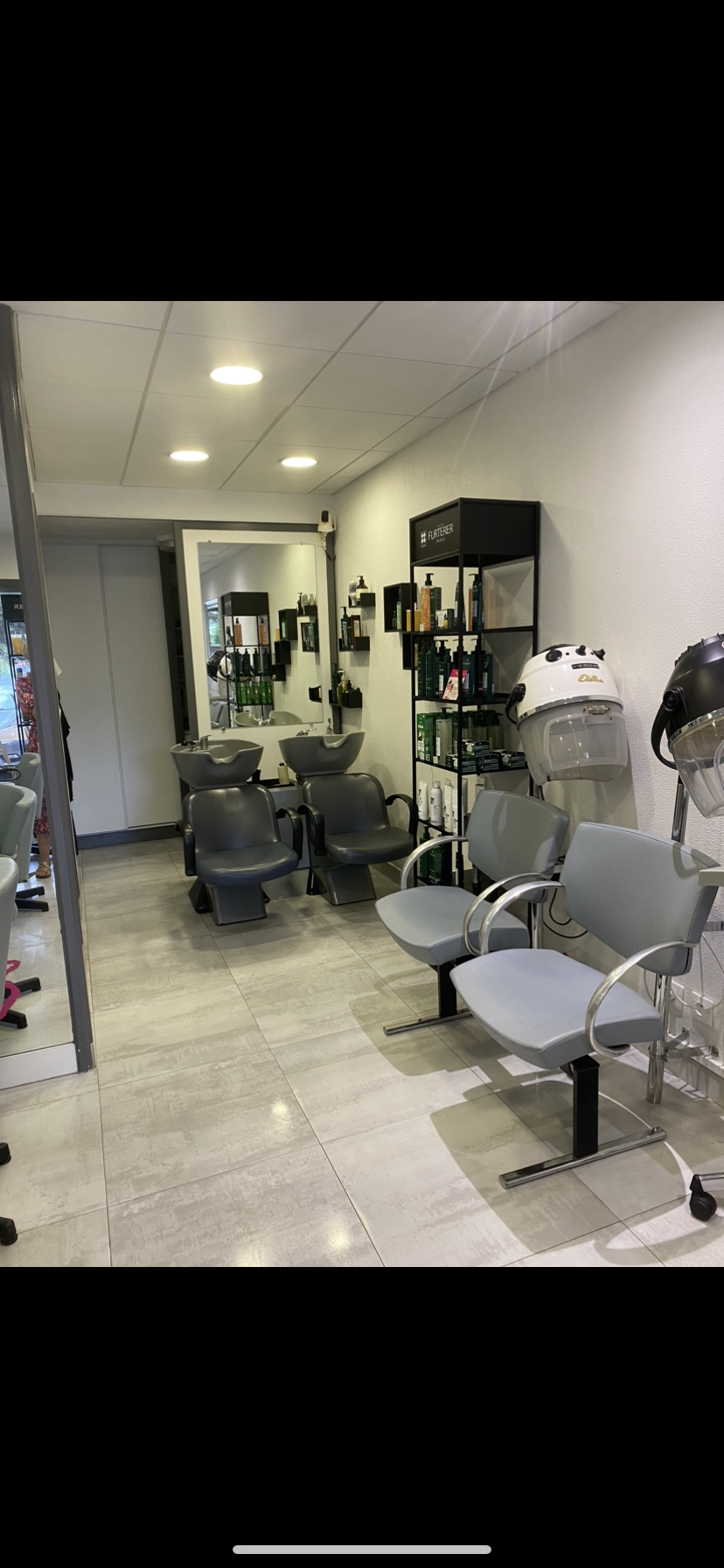 Salon de coiffure mixte 
Proche des plages , place commerçante avec parking devant 
Pas de salariés à reprendre
Loyer 750€
Très bonne clientèle à l année et estivale 
Possibilité d accompagnement