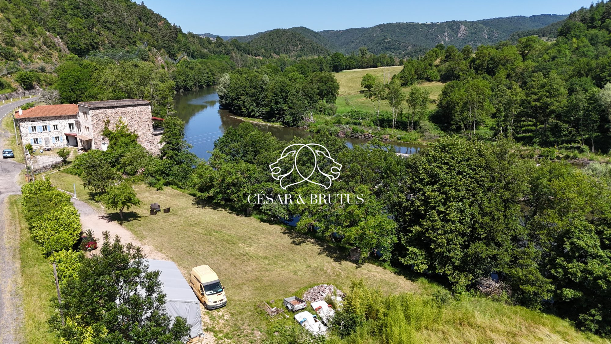 SAINT VINCENT 43800 HAUTE LOIRE AUVERGNE VEND moulin de caractère 460m2 habitables. Gite de groupe classé 3 étoiles bord de Loire Activité touristique clé en main  Maison d'habitation sauna spa Dépendances terrain de 7000m2 Nature préservée DPE: D 
au cœur d'un environnement naturel exceptionnel en bordure de Loire, découvrez cet ancien moulin de caractère offrant un cadre de vie rare et un potentiel touristique immédiatement exploitable.
Cette propriété unique développe environ 460 m² habitables et se compose d'une maison d'habitation indépendante ainsi que d'un gîte de charme classé 3 étoiles bénéficiant d'une excellente réputation auprès de sa clientèle. Plusieurs annexes et dépendances viennent compléter l'ensemble et offrent de nombreuses possibilités d'évolution ou d'aménagement.
Dès votre arrivée, le charme opère. Les façades en pierre, les volumes généreux, le chant de la rivière et les vues dégagées sur les collines environnantes créent une atmosphère particulièrement apaisante.

La maison principale (T5) permet de profiter pleinement de ce cadre privilégié tout en conservant une parfaite indépendance vis-à-vis de l'activité touristique. Elle bénéficie notamment d'une magnifique cave voûtée pleine de caractère, véritable témoin de l'histoire du lieu et offrant un charme authentique supplémentaire à cette propriété d'exception.

L'atout majeur de cette propriété réside également dans son activité touristique existante, offrant aux futurs propriétaires la possibilité de bénéficier d'un revenu complémentaire dès l'acquisition.
Le gîte de groupe (quinzaine de couchages), vendu entièrement meublé et exploité avec succès depuis plusieurs années, accueille ses visiteurs dans un environnement chaleureux et confortable. Véritable invitation à la déconnexion, il offre de beaux espaces de vie, plusieurs chambres ainsi qu'une superbe terrasse couverte surplombant directement la Loire. Un cadre privilégié où les repas, les moments de détente et les soirées entre amis prennent une dimension particulière, au rythme de l'eau et de la nature environnante.

Les vacanciers profitent notamment :
- D'une grande pièce de vie conviviale avec cuisine ouverte
- D'un espace détente avec sauna et spa
- D'une salle de jeux
- D'un accès privilégié à la nature environnante

À l'extérieur, la propriété s'étend sur près de 6 888 m² et bénéficie d'un emplacement exceptionnel au bord de la Loire.

Les amateurs de pêche, de randonnée, de VTT, de canoë ou simplement de tranquillité trouveront ici un terrain de jeu grandeur nature.

Une ancienne bergerie d'environ 110 m² ainsi que plusieurs espaces annexes viennent compléter l'ensemble et laissent entrevoir de nombreuses possibilités d'aménagement ou de développement.

La propriété bénéficie également d'un droit d'eau, élément aujourd'hui rare et particulièrement recherché. Sous réserve des autorisations administratives nécessaires, d'une étude de faisabilité et d'éventuels travaux d'aménagement, ce droit pourrait offrir des perspectives de valorisation complémentaires, notamment dans le cadre d'un projet de production d'électricité. Une opportunité supplémentaire qui vient renforcer le caractère unique et le potentiel de cette propriété.

Que vous soyez à la recherche :
- D'un changement de vie,
- D'un projet touristique clé en main,
- D'une résidence principale avec activité professionnelle intégrée,
- Ou simplement d'un lieu d'exception en bord de Loire,
ce moulin saura vous séduire par son authenticité, son environnement et son potentiel.
www.moulindelaribeyre.fr