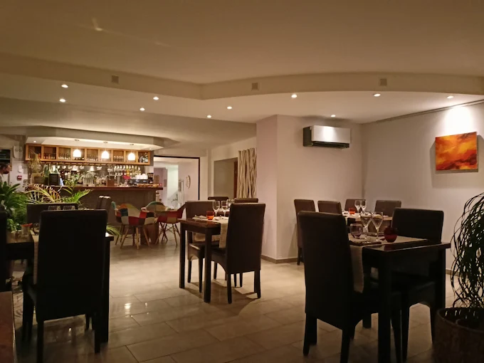 HÔTEL-RESTAURANT 3 ÉTOILES + LOGEMENT DE FONCTION PYRÉNÉES-ORIENTALES
À CÉDER – BELLE AFFAIRE CLÉ EN MAIN À PROXIMITÉ DU LITTORAL
Dans les Pyrénées-Orientales, au cœur d’une charmante cité historique et fortifiée, nous vous proposons à la cession ce bel hôtel restaurant 3 étoiles de 15 chambres, bénéficiant d’un emplacement privilégié à seulement 12 km de Perpignan et 5 km de la Méditerranée.
Installé dans une élégante bâtisse d’environ 700 m² R+2, l’établissement est exploité à l’année et ne nécessite aucun travaux.
UN ÉTABLISSEMENT COMPLET ET IMMÉDIATEMENT EXPLOITABLE
L’hôtel dispose de 15 chambres spacieuses, parfaitement adaptées à une clientèle mixte composée d’environ 70 % de clientèle affaires et 30 % de clientèle touristique.
PMC : 89 €
Taux d’occupation :  40%
Commission  de sécurité favorable
La présence d’une clientèle professionnelle permet notamment le développement d’une activité de soirées étapes.
Le restaurant, également exploité à l’année, est ouvert du lundi soir au samedi, avec services du midi et du soir.
Il offre :
•	35 couverts en salle
•	35 couverts en terrasse
•	Une agréable terrasse ensoleillée avec vue sur les Albères
•	Fermeture hebdomadaire le dimanche
Ticket moyen :
Midi : 23 €
Soir : 41 €
LOGEMENT DE FONCTION
Un logement de fonction privatif complète l’exploitation. Il s’agit d’un studio avec mezzanine bénéficiant d’une grande terrasse privative d’environ 50 m².
Un véritable atout pour un couple d’exploitants souhaitant résider sur place.
CONDITIONS D’EXPLOITATION
L’affaire bénéficie d’une équipe en place composée de :
•	1 commis de cuisine en CDI
•	1 apprenti en BTS
•	1 femme de ménage en extra
Parking gratuit à proximité immédiate de l’établissement.
DONNÉES FINANCIÈRES
CA 2025 : 295 000 €

PRIX DE CESSION du fonds de commerce : 365 000 €
Une opportunité rare pour un professionnel ou un couple souhaitant reprendre un établissement hôtelier à taille humaine, bénéficiant d’un emplacement recherché, d’une activité diversifiée et d’un outil de travail immédiatement opérationnel.