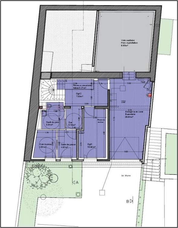 Recherche d’un(e) exploitant(e) ou couple d’exploitants 
pour un commerce multiservices et bar-restaurant

La commune de Saint Malo de Phily est une commune rurale de 1 086 habitants (population légale 2024) située dans la partie Sud-Ouest du Département d’Ille-et-Vilaine faisant partie de Vallons de Haute Bretagne Communauté. Elle est érigée sur un pic rocheux surplombant la vallée de la Vilaine et est située à mi-chemin entre Rennes et Redon, à égale distance des 2 voies Rennes / Nantes et Rennes / Redon.

La proximité avec Bain de Bretagne et Guipry Messac assure aux habitants l’ensemble des services nécessaires. Toutefois, la commune souhaite proposer sur place un minimum de services et un lieu de convivialité afin de maintenir une dynamique sociale dans la commune et limiter les déplacements liés à des achats quotidiens.

De plus la commune verra sa population augmenter prochainement avec un projet de lotissement privé de 36 lots (2025-2026).

Vous pouvez découvrir notre belle commune sur notre site internet www.saintmalodephily.fr

Un commerce est vivement attendu par les habitants, ceux-ci s’étaient exprimés lors de la consultation de l’étude de revitalisation du centre-bourg comme un projet prioritaire.

C’est donc pour répondre à ce souhait que la commune entreprend la réhabilitation de l’ancien gite « le Refuge » en commerce multiservices. Une étude de marché a été réalisée en ce sens par la CCI et sera le support aux modalités d’exploitation proposées.

Le projet de commerce multiservices se situe dans le bourg de Saint Malo de Phily, au 1 rue Emile Bernard. Le bâti forme l’angle urbain entre la rue et la place de l’église. Le dénivelé de la commune, construite sur un pic rocheux, est important entre le côté rue au Nord et le coté parking au Sud. Le bâtiment propose une ouverture vers le paysage très intéressante. 

Le futur équipement permettra ainsi de maintenir une concentration de services dans le bourg, à proximité immédiate de la mairie, du coiffeur et de l’école.

Le bâtiment a une surface de 217m² sur 3 niveaux :
>au sous-sol : garage, réserve, salle de repos, vestiaires, bureau
>au rez-de-chaussée : salle de réception, bar, épicerie, cuisine, sanitaires, terrasse extérieure
>à l’étage : un logement T3 indépendant (47m²)

Ce bâtiment sera entièrement réhabilité pour créer un espace multiservice à destination des habitants de la commune mais aussi à un passage touristique soutenu (exemple les pèlerins des chemins de Saint Jacques de Compostelle). A la fois lieu de convivialité, café-restaurant-alimentation avec des animations régulières, mini Office de Tourisme et Point relais colis, il sera un lieu central pour conserver une dynamique dans le cœur de bourg.

Le logement est proposé aux exploitants. La commune gardera la gestion de ce logement s’il n’est pas utilisé par l’exploitant.

Le loyer du commerce sera modéré les 1ères années, un plan de gestion sera réalisé avec l’aide de la CCI. La commune peut supporter l’achat d’une partie du matériel qui sera mis en location-vente à l’exploitant. 

La commune a acquis la licence IV avec une annexe de débit de tabac de l’ancien commerce qui sera mise à disposition du futur exploitant en location gérance.

L’avant-projet définitif a été validé au conseil municipal du 24 juin sur les travaux envisagés. La commune souhaite associer le futur exploitant pour l’aménagement avec une ouverture en septembre 2025 (1 an de travaux).

Le projet conviendrait idéalement à un couple ayant une expérience commerciale bar-restauration. Attention le débit de tabac demande une exploitation particulière et très encadrée par la loi.

Les pièces à fournir pour votre candidature sont :
>Un CV détaillé
>Une lettre présentant l’insertion de votre projet professionnel dans l’objectif poursuivi par la commune
>Les copies de vos diplômes, attestations de formation
>Les certificats de travail de vos précédents emplois

Tout dossier incomplet ne sera pas étudié. Les candidatures retenues feront l’objet d’un passage en commission de présélection avec la commune.

Adressez votre candidature dès à présent et au plus tard le 30 septembre 2024 à Madame le Maire :
>par mail secretariat@saintmalodephily.fr
>par voie postale : 	
Mairie de Saint Malo de Phily 
1 place de l’Eglise
35480 Saint Malo de Phily.