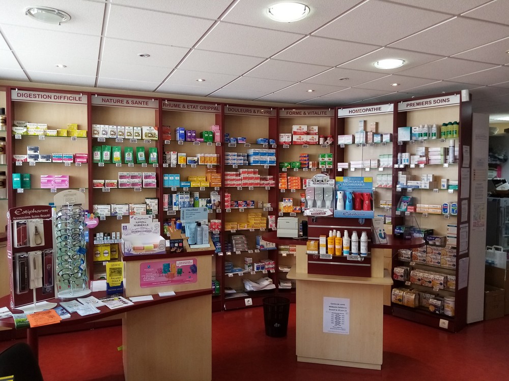 Une opportunité au cœur d’un village dynamique !

Située en plein centre-bourg de Bellegarde-en-Marche (23), cette pharmacie bénéficie d’un emplacement stratégique sur l’axe départemental RD 988 (Aubusson – Auzances). Au cœur d’une commune de 360 habitants et d’un bassin de vie de 1 700 habitants, elle est entourée de tous les services de proximité : épicerie, boulangerie, centre de santé, école, poste, et bien plus. Un cadre de vie paisible, verdoyant, et connecté grâce au déploiement de la fibre sur tout le territoire creusois.

Une activité pérenne et porteuse
Chiffre d’affaires 2025 : 868 000 €
Clientèle : Locale et fidèle, complétée par une clientèle de passage et la possibilité de reprendre la clientèle d’un EHPAD à proximité.
Horaires : Ouverture du lundi au vendredi (9h-12h30 et 14h-19h) et le samedi matin.
Garde : 1 semaine toutes les 8 semaines.
Équipe : 1 préparatrice en pharmacie déjà en place.
Matériel : Informatique renouvelé en 2023, borne de téléconsultation, certification ISO9001/QMS Pharma (2018).

La pharmacie est située à proximité immédiate d’un centre de santé (2 médecins, 1 infirmière Asalée, 1 kinésithérapeute) et d’un cabinet infirmier (3 professionnels), desservant 2 600 patients. La commune est classée en zone France Ruralités Revitalisation (FRR), offrant des avantages fiscaux attractifs :
Exonération totale de CFE pendant 5 ans, puis abattement dégressif sur 3 ans.

 Local fonctionnel et logement inclus :
Officine : 37 m² d’espace de vente, 27 m² de préparation, bureau, accès PMR, réserve en sous-sol.
Logement : Au 1er étage (pièce de vie avec cuisine, chambre, salle de bains, bureau), + 2ème étage pour stockage.
Extérieur : Cour arborée de 300 m² et grange avec local de livraison.
Loyer : 700 € TTC/mois (local professionnel + logement), avec possibilité d’achat des murs.
Prix du fonds : 180 000 € – Toute proposition sérieuse sera étudiée.

Pourquoi choisir Bellegarde-en-Marche ?
Cadre de vie : Paysages vallonnés, sentiers de randonnée, associations sportives et culturelles.
Atouts économiques : Exonérations fiscales, dynamisme local, et accompagnement par la Communauté de communes Marche et Combraille et Est Creuse Développement.
Projet humain : Rejoignez une communauté soudée et profitez d’une qualité de vie exceptionnelle, entre nature et convivialité.

Pour plus d’informations, contactez :
Marie-Thérèse Jacques-Dumas (Cédante) : 05.55.67.65.08 – pharmaciedumas23190@perso.alliadis.net
Prescilla Nogrette (Service Économie) : 05.55.67.04.99 – progrette@marchetcombraille.fr
Sandrine Ledieu (Est Creuse Développement) : 06.44.01.56.29 – s.ledieu@estcreuse.fr

Une opportunité clé en main pour un pharmacien souhaitant s’installer dans un territoire accueillant et porteur !