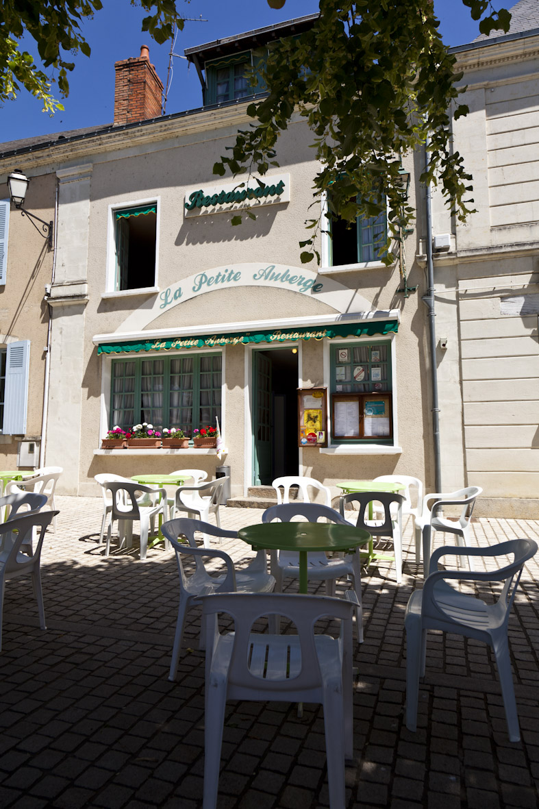 fond de commerce de Restaurant, avec Licence IV , dans une jolie commune proche de Sablé-sur-Sarthe, commerçante et touristique, connue pour son artisanat d'art. Table reconnue et appréciée, disposant de 80 couvert en salles, l'une d'elles disposant d'une grande cheminée en pierre, et jusqu'à 70 couverts en extérieur, dont une très joie terrasse au bord de la rivière. Parking à proximité immédiate. Restaurant semi gastro , mais peut aussi convenir pour une restauration rapide.
Fermé le lundi et mardi, 1 week-end par mois (sauf juillet août) et 6 semaines en janvier et février
Possibilité de reprendre le personnel. 3 apprentis en salle et 3 en cuisine.
Restaurant aux normes. Pas de travaux à effectuer.
vente possible également des murs
Vente pour cause retraite