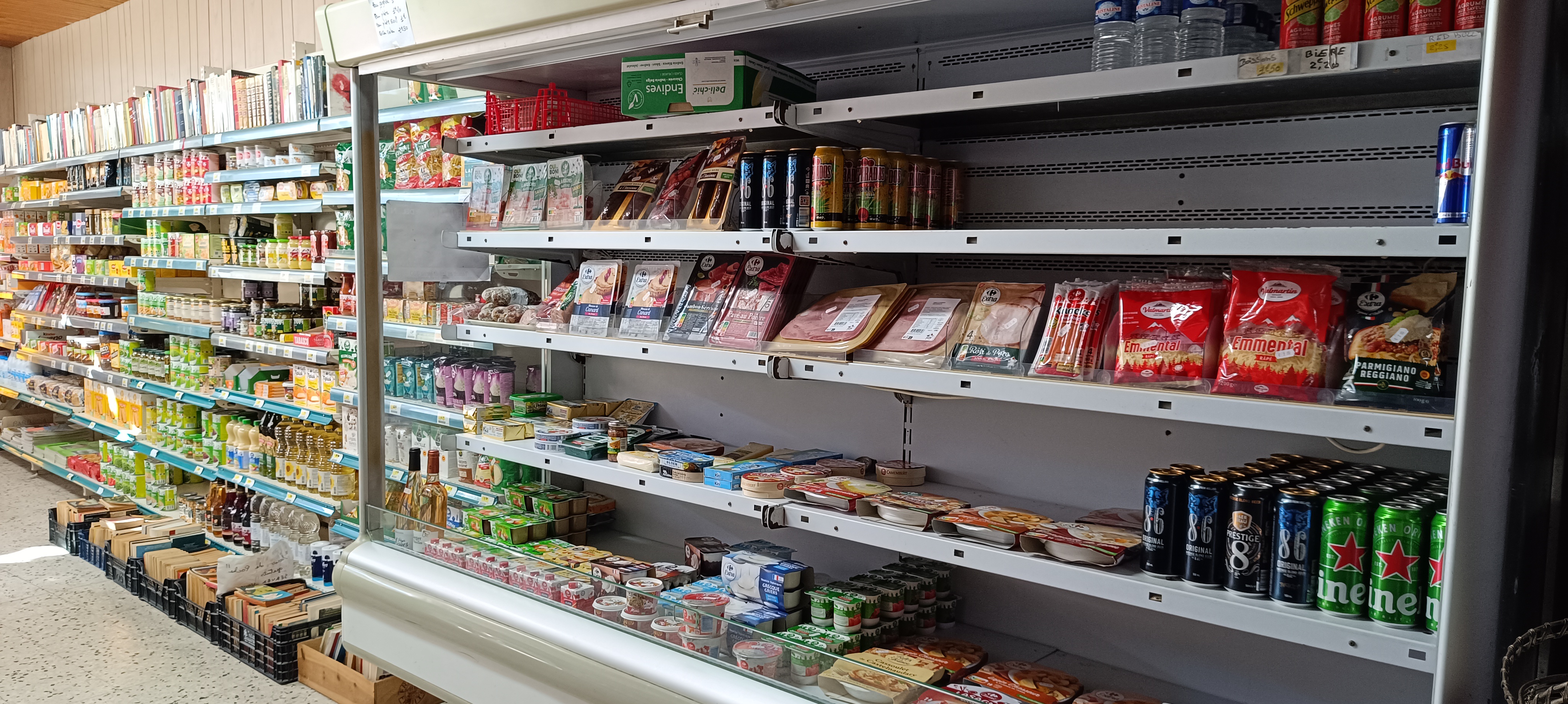 À VENDRE - FONDS DE COMMERCE 
—----------------------------------------
9 PLACE JOSEPH COMTÉ 30430 BARJAC

Épicerie « VIVAL » située en plein coeur du village de Barjac. Emplacement idéal pour fidéliser aussi bien une clientèle locale que touristique, notamment en période estivale

Épicerie Familiale et de village depuis 1966
Recettes régulières
Surface de vente de 56m² + Cave et Chambre Froide 
40 000 €

Fonds de commerce à vendre en prévision d’un départ à la retraite au printemps 2026.

Visites possibles dès maintenant en me contactant par téléphone au 0466245080 ou au 0475882403 ou en venant en discuter directement sur place à l’adresse suivante 9 Place Joseph Comté 30430 Barjac.