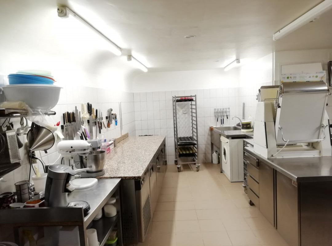 Au c?ur du Luberon,dans un village de 2800 habitants  vend boulangerie pâtisserie :fournil et laboratoire bien équipés
matériel récent  et en très bon état