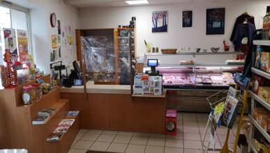 Description : commerce à reprendre dans une commune rurale de 380 habitants située à 25 km au nord de ROANNE dans les Monts de la Madeleine, sur l’itinéraire de découverte touristique des villages de caractères de la Côte Roannaise.

Nombreux circuits de Randonnée à proximité, autre commerce dans le village : bar-auberge labellisée « bistrot de pays ».

Activités : épicerie – tabac – multiservices (dépôt de pain, jeux FDJ, dépôt de presse, gaz, …) – point vert
Crédit Agricole.
Locaux : Bel ensemble immobilier totalement rénové en 2004 comprenant le commerce, 2 grands
logements et un terrain avec jardin. Beau panorama sur les Monts de la Madeleine (pâturages et forêts).
- Commerce (100 m²) : magasin (60 m²), réserve avec sas de livraison (20 m²), grande cuisine / bureau
(20 m²), sanitaires.
- Logement 1 (140 m²) : salle à manger cuisine (60 m²), salon (15 m²), 4 chambres, 2 wc, 2 salles de
bain.
- Logement 2 (80 m²) : salle à manger cuisine (30 m²), 3 chambres, wc, salle de bain.
- Chaufferie collective avec 3 chaudières et cuve à fioul 6 000 L, grande cave, tout à l’égout, cour et
jardin (1 450 m² de terrain).
Equipements : magasin équipé avec banque réfrigérée, trancheuse à jambon, meuble à tabac, meuble à
pain, rayonnages, … Réserve équipée avec rayonnages et armoire chambre froide.

Prix :    murs (commerce, 2 logements et terrain) : 250 000 €
fonds (avec licence tabac) : 55 000 € à discuter

Aides financières : Accompagnement personnalisé des porteurs de projets par les services de Roannais Agglomération. Possibilité d'accompagnement du conjoint. Aides à l'investissement (30 %) Région et Roannais Agglomération. Prêts d'honneur et garantie de prêts en lien avec Initiative Loire et Loire Active.

Contact / Renseignements : Jean-Claude DUCARRE
 Par courriel : jcducarre@roannais-agglomeration.fr
 Par téléphone : 06 20 76 35 39 ou 04 26 24 90 82