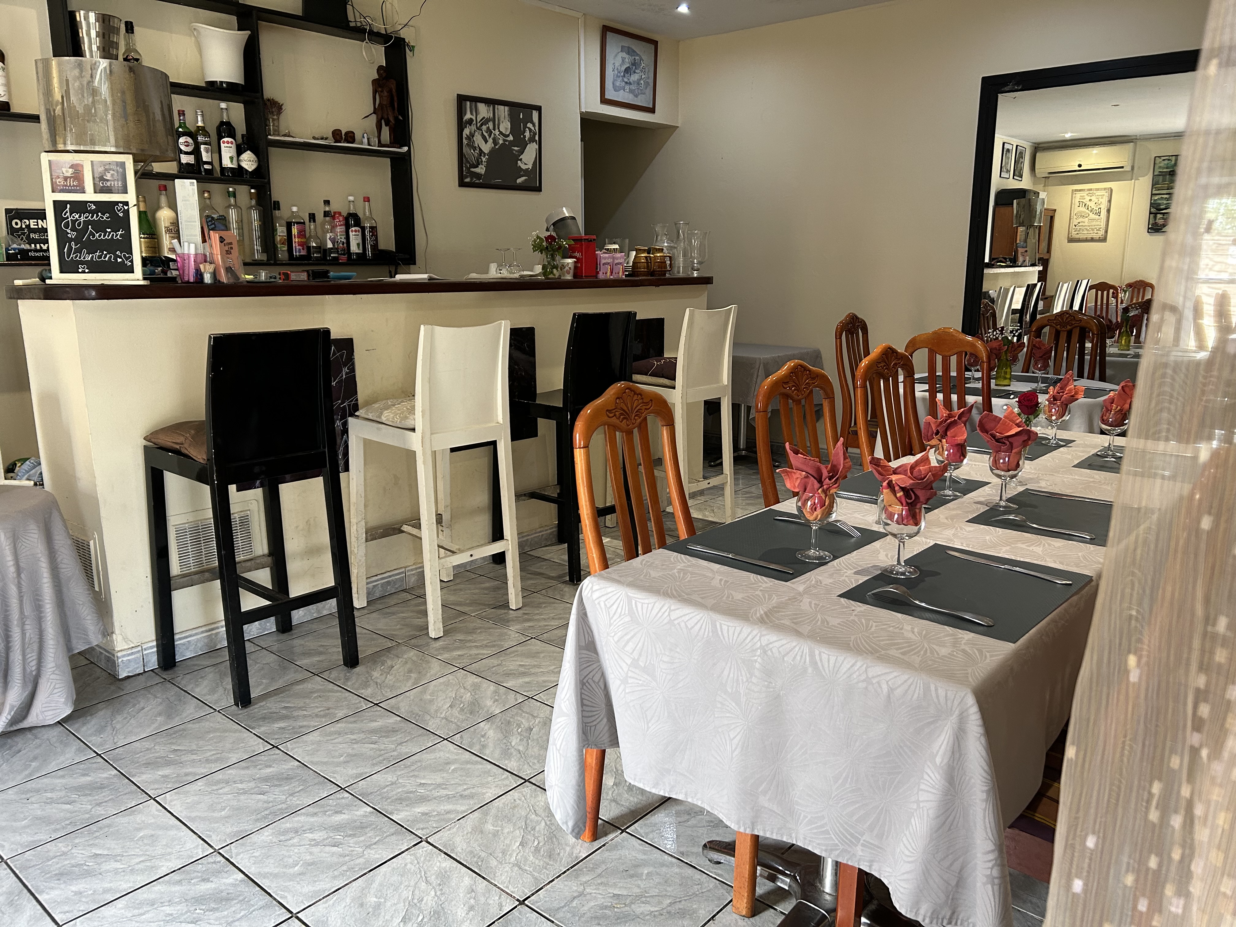 CAUSE DEPART - Vend murs + fonds de commerce (actuellement restaurant mais possibilité tout commerces) + appartement situé à Saint-Benoît Île de la Réunion, une ville en pleine expansion.

Restaurant de cuisine traditionnelle chinoise et française, clientèle fidèle. 14 places assises en terrasses, 17 places assises en salle, 2 WC, 1 bar, 1 cuisine totalement équipée (3 congélateurs, 1 four, 2 fours à micro-ondes, 1 cave à vin, 3 réfrigérateurs, 1 machine à congeler). Salle climatisée, et parking pouvant accueillir min. 6 véhicules.

Habitation à l'étage, 1 WC, 1 salle de bain (baignoire) séparée, 1 séjour climatisée, 1 cuisine, 2 chambres climatisées, 1 balcon.