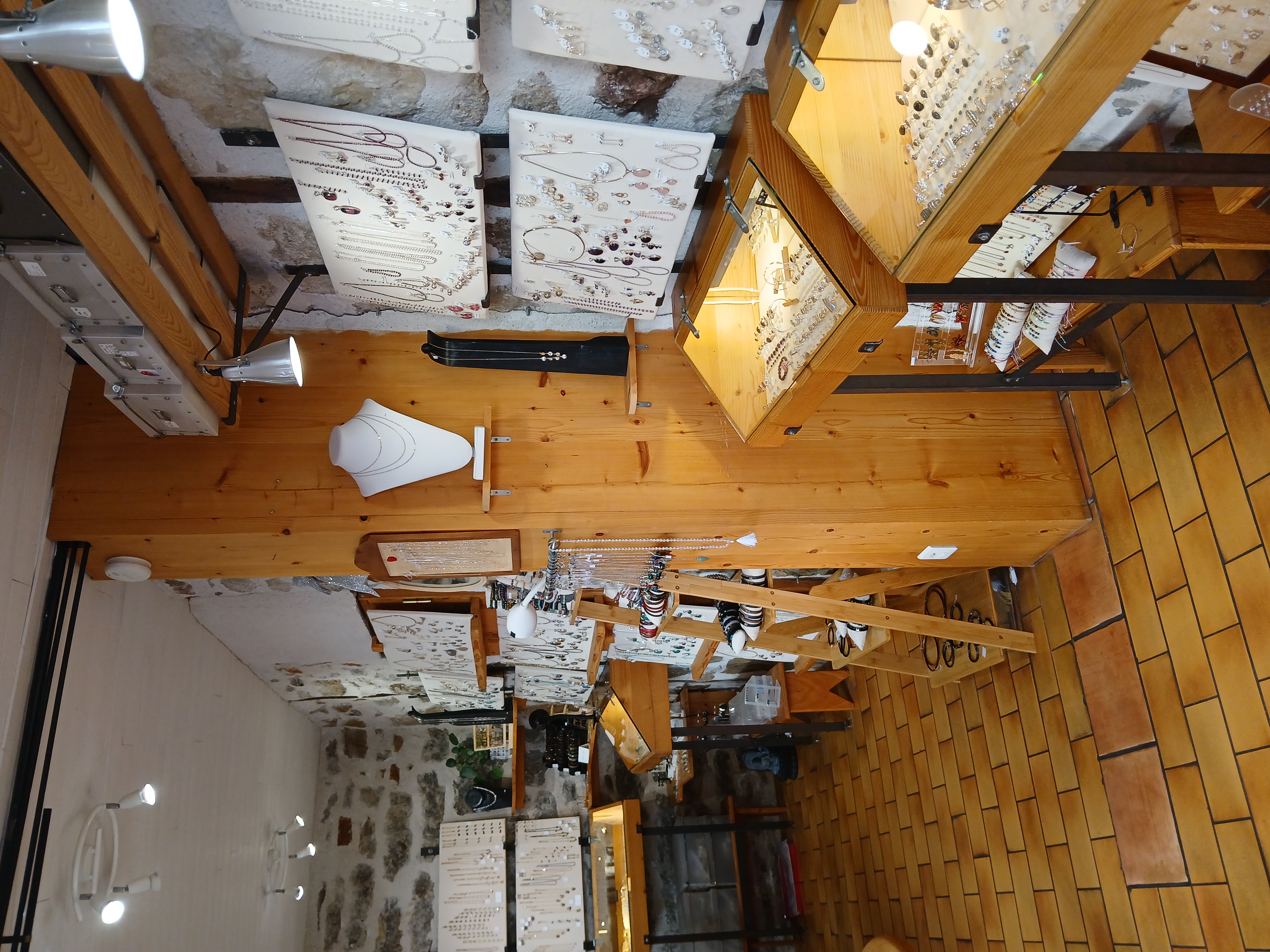 Opportunité rare pour un(e) passionné(e) de bijoux, de pierres naturelles ou d’artisanat. Boutique de charme à céder, située en plein cœur du centre-ville de Saint-Céré, dans une rue commerçante dynamique avec fort passage piéton et excellente visibilité.

Activité & clientèle :
En activité depuis 2002, cette bijouterie est une adresse de référence locale, avec une clientèle fidèle et un afflux touristique saisonnier. Elle propose une sélection soignée de bijouterie argent, acier et pierres naturelles, grâce à un réseau de fournisseurs internationaux.

Le local :
Le local de 24 m², lumineux et très bien agencé, dispose :
d’un espace de vente chaleureux avec mobilier et vitrines sur mesure,
de murs en pierres apparentes offrant un cadre authentique,
de grandes vitrines donnant sur la rue commerçante,
d’un point d’eau/toilettes.

Organisation actuelle :
Ouverture 4 jours/semaine
Une salariée en CDI (36h/mois)
Possibilité d’accompagnement à la reprise

Conditions :
Loyer mensuel : 450 €
Prix de vente du fonds : 15 000 €