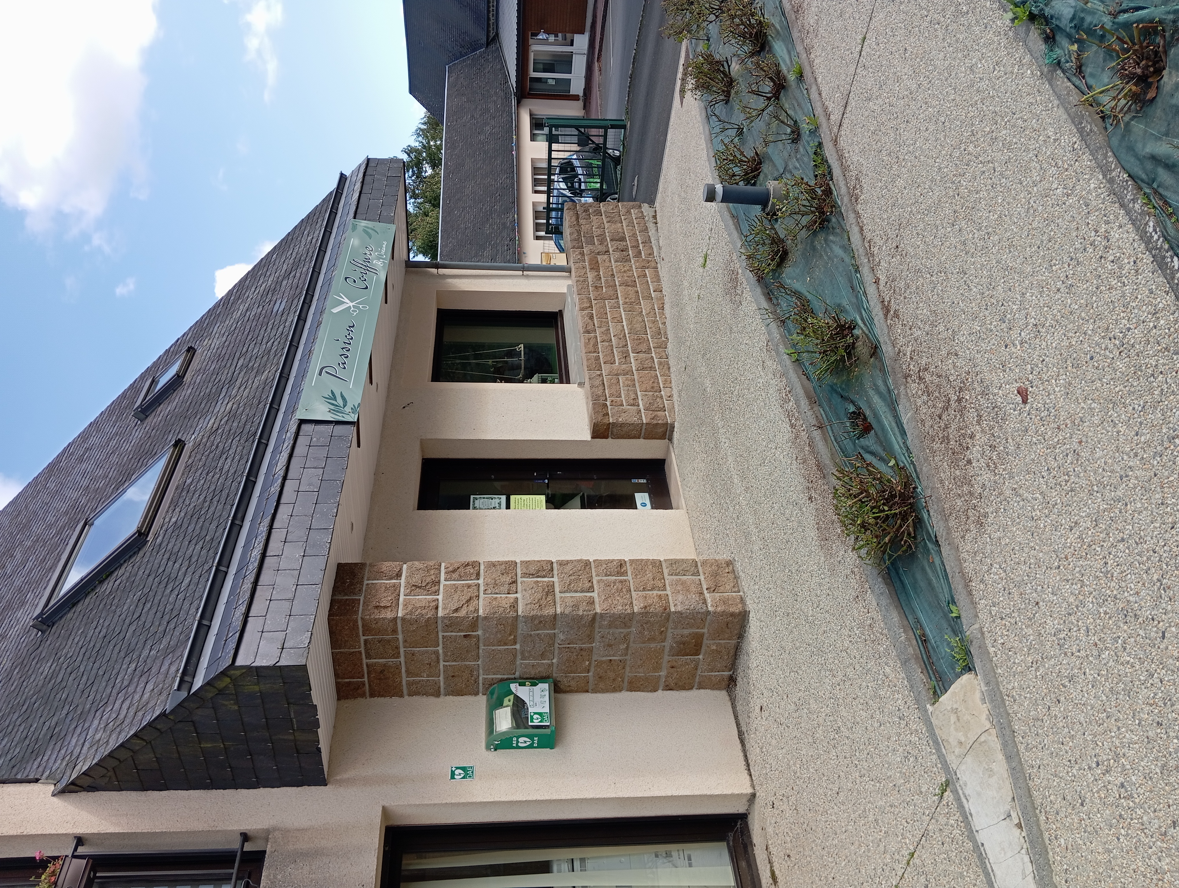 Dans un local commercial appartenant à la commune de Saint Cornier des Landes (Tinchebray Bocage) et réaménagé récemment.

Ce salon est situé sur la place de l'église, prés de la mairie et à proximité des autres commerces (bar-épicerie, chocolaterie artisanale) dans un bourg dynamique avec école et résidence séniors.

Pour toute information, contacter la mairie de Saint Cornier des Landes aux horaires d'ouverture ou par mail.