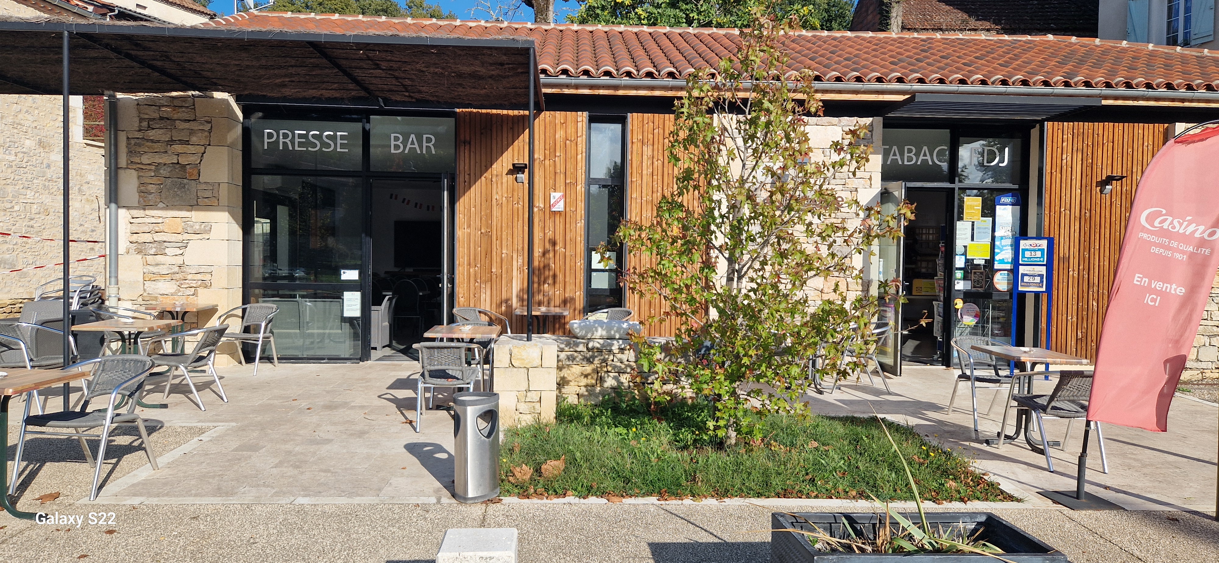 Multi-service comprenant une épicerie avec dépôt de pain, presse, tabac, FDJ, bar et agence postale .
Commerce dans un bâtiment neuf situé au coeur du village de Caillac. 
Commune dynamique. en plein essor, ayant une école, un restaurant.,un salon de coiffure et esthétique..