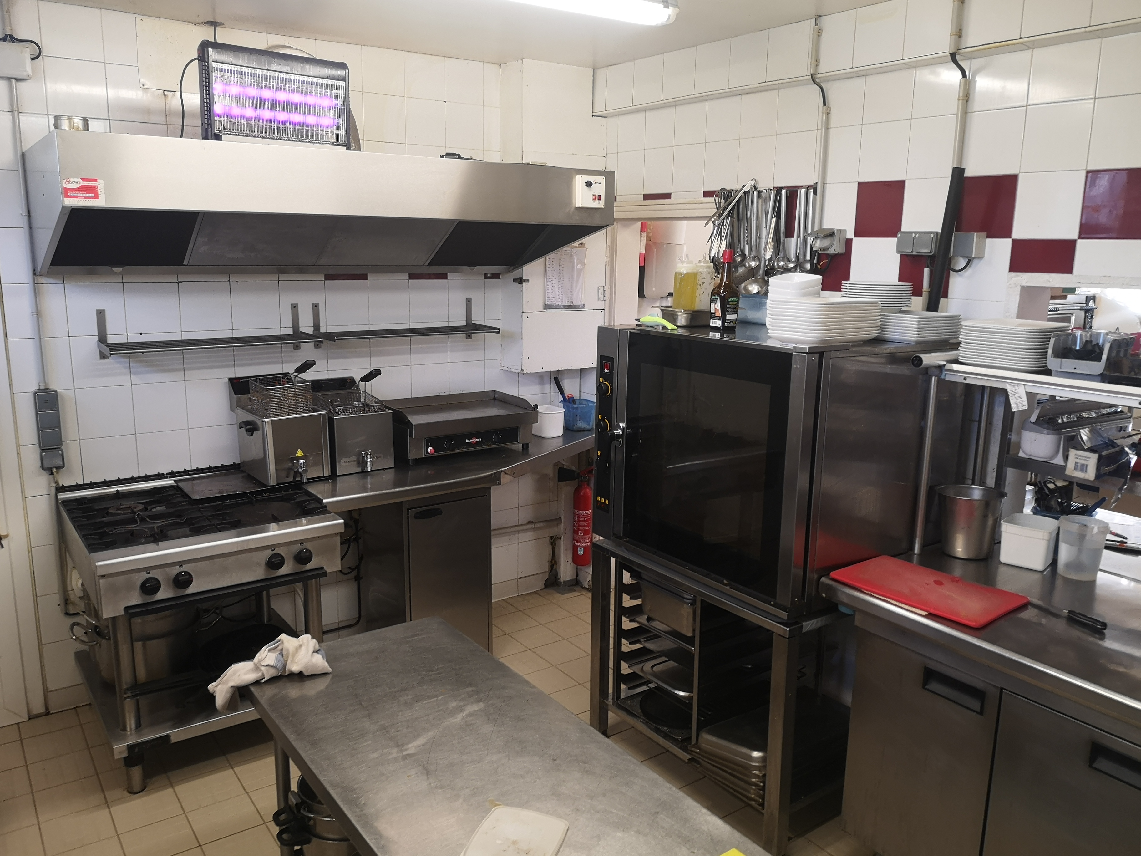 Nous proposons d'acheter le fonds ou de proposer a un couple de restaurateur pour une reprise en location ou comme  salarié dans un premier temps.
Fond de commerce situé sur axe routier fréquenté, entre A63 et Biscarrosse sur la D43 dans le nord des landes. Nous avons une carte de restauration traditionnelle en plus des pizzas
Aire de covoiturage et Gare SNCF. Clientèle locale, grande activité de travailleurs agricole saisonnière de mars à novembre. Bon contact avec les gîtes et chambres d'hôtes alentour. Cuisine locale et pizzéria sur place et à emporter. Terrasse de 35 places, salle de 40 places assises, bar, cuisine, matériel complet aux normes, chambre froide, four à pizza. Aucun travaux à prévoir. Grand parking attenant. Idéal pour couple de restaurateur.
Pour plus de renseignements ( bilan, loyer etc...) me contacter par la messagerie du bon coin ou au téléphone
Possibilité d'acquérir les murs