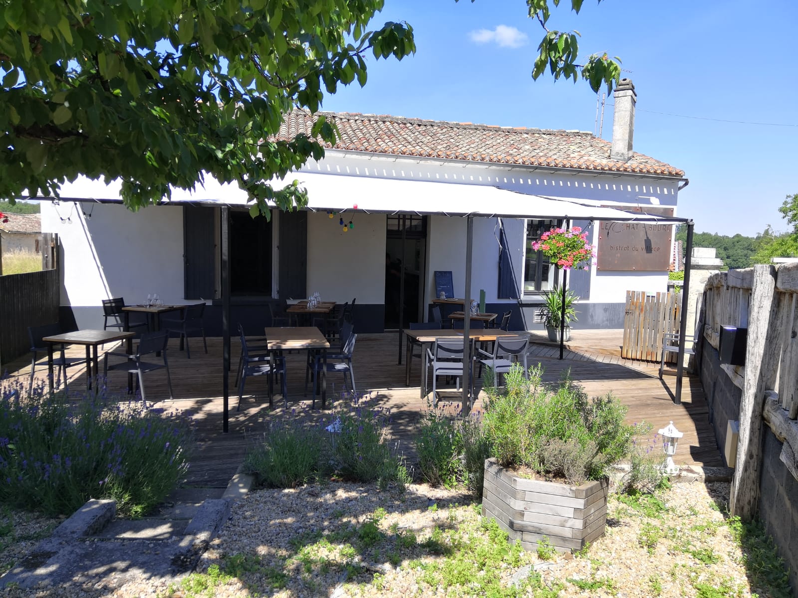 Restaurant situé au centre de Dirac en Charente / capacité intérieure 25 couverts environ