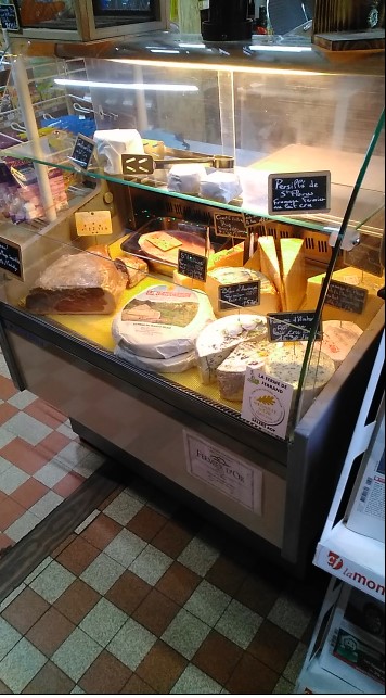 Dernier commerce au cœur d’un village classé
Fonds de commerce Épicerie Multiservices indépendant – Blesle (Haute-Loire)
Prix de vente : 45 000 €
Chiffre d’affaires HT : env. 180 000 €
Loyer commercial : 7 000 € / an
DESCRIPTION
Fonds de commerce d’épicerie multiservices situé à Blesle,
village médiéval classé parmi les Plus Beaux Villages de France.
Commerce ouvert 7j/7 à l'année, avec forte activité d’avril à septembre.
Clientèle locale fidèle et fréquentation touristique importante.
ACTIVITÉS
– Épicerie générale et produits du quotidien
– Produits régionaux et locaux
– Dépôt de pain
– Gaz
– Souvenirs
– Livraisons à domicile
– Services : presse, colis, petites fournitures
POINTS FORTS
– Emplacement dans un Plus Beau Village de France
– Commerce essentiel, forte visibilité
– Clientèle locale + touristique
– Activité diversifiée et stable
– Affaire tenue par un couple, idéale pour une reprise immédiate
– Potentiel de développement selon projet
OPPORTUNITÉ
Affaire saine, offrant un cadre de vie remarquable et un réel potentiel de développement.
Contact : 04 71 76 24 20