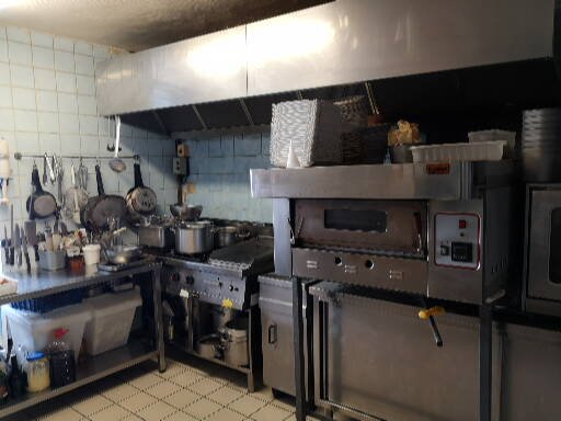 Restaurant, pizzeria en activité depuis 2008. Idéalement situé sur axe très passant.
Situé à 15 Min du Puy du Fou , Limitrophe 3 départements Deux Sèvres Maine et Loire et Vendée. (proche cholet 49) , Situé à 1h15 de la côte vendéenne.( 45 Min de Nantes La Roche-sur-Yon et Angers.) Activité annuelle mais aussi saisonnière avec le tourisme du Puy du Fou. Établissement disposant d'une capacité de 40 places assises avec une petite terrasse d'une quinzaine de couverts. Ensemble Remi Au goût du jour, en 2021. Materiel récent Quelques petits travaux de rafraîchissement pour la cuisine à faire . 
Clientèle locale Très fidèle.
Auparavant ouvert du mardi au dimanche midi, Et les vendredis soir à samedi soir et dimanche soir Forte demande.
A l'heure actuelle, ouvert uniquement du lundi au vendredi 12h00 et le vendredi soir. Possibilité et forte demande pour revenir aux horaires d'avant .Installation d'un distributeur à pizza depuis octobre 2025 Très bonne rentabilité. 
Idéal pour couple .
Actuellement 2 revenus de gérance Avec des salaires plutôt satisfaisants, Un apprenti cuisine, un mi-temps en salle. Vente Pour cause personnelle.