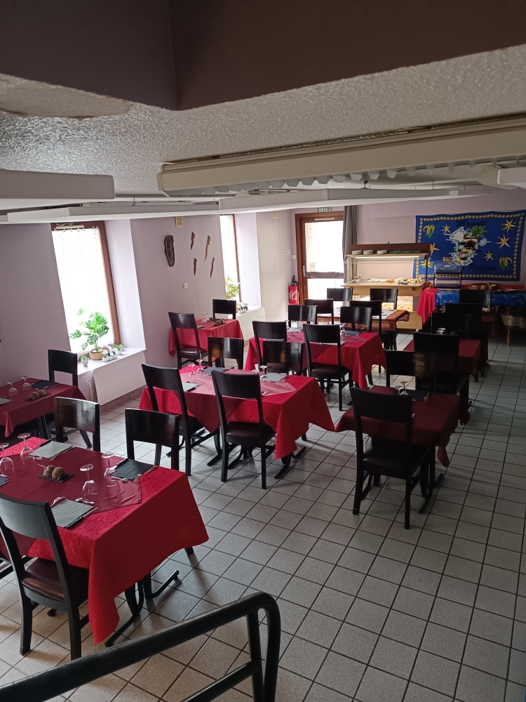 Suite à la découverte d'une maladie neurologique du cuisinier mon mari, nous décidons de mettre en vente le fond de commerce de notre bar restaurant situé dans le Puy-de-Dôme. 
Il est constitué de 3 salles, une pour le bar, une pour le restaurant et une cuisine. Il existe deux toilettes. Une terrasse extérieure permet de mettre quelques tables dès les beaux jours.
La salle de bar est équipée d'un petit coin salon avec un canapé et une table basse ainsi que d'un billard.
La salle de restaurant est équipée de 3 buffets. Le fonctionnement actuel du restaurant est entrées, plats, fromages et desserts sous forme de buffets à volonté.
La cuisine est entièrement équipée : piano à gaz, four à vapeur, four à pizzas, plancha, réfrigérateur, machine à laver la vaisselle, machine à laver le linge, ilot central de travail.
Tout est équipé pour une ouverture immédiate après accord de la mairie à qui appartiennent les locaux. Le loyer s'élève à 200,00€ par mois.
Pour plus d'informations, vous pouvez nous contacter en dehors des horaires de service. Merci
