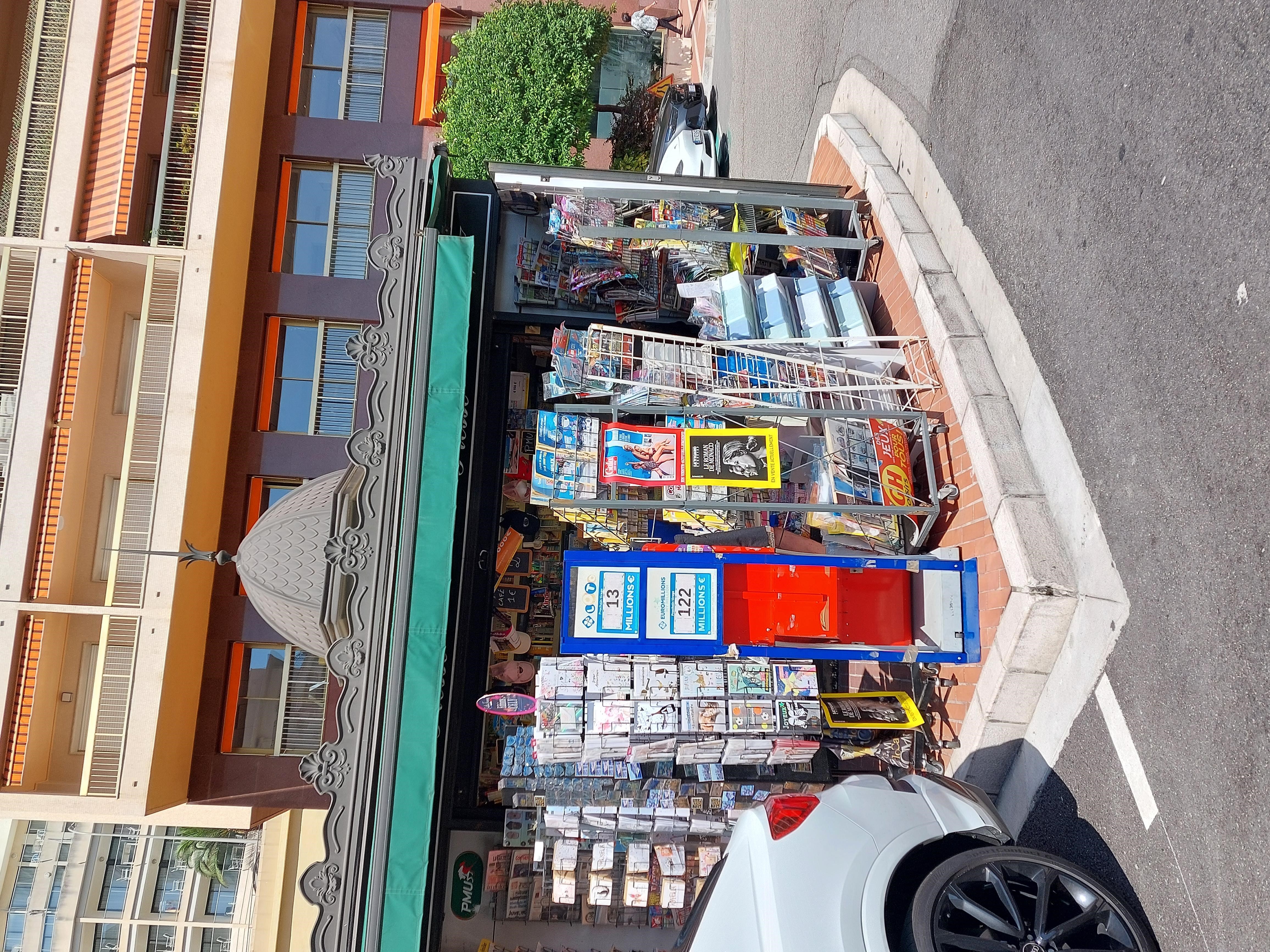 Disponible actuellement , le kiosque est situé à proximité de BEAUSOLEIL sur MONACO.

Commerçant en tant que travailleur indépendant donc non salarié (SAS, SASU, SARL, EURL, EI, micro-entreprise…), vous gérez un kiosque Place des Moulins à MONACO.
Le kiosque fait une superficie de 12m2 et il est positionné sur une zone passagère.

Des dossiers administratifs sont à préparer, pour la partie “presse” (Dépôt de presse SEC) et pour “la Française des Jeux/FDJ”; pour avoir les validations de ces 2 entités, prévoyez 2 mois minimum avant une ouverture (avec les jeux). Les formations sont également obligatoires.

Les activités (vos revenus proviendront des commissions de ces activités):

Presse nationale(23%) et régionale(14%)
Les jeux de la Française des jeux (FDJ): jeux de grattage, tirage (5%)
Les souvenirs, les cartes postales et cartes évènementielles
Les boissons, les glaces emballées, les confiseries, la bimbeloterie, la librairie

Les charges sont :

Loyer, 
Electricité, 
Routeur4G ou box internet
Caisse informatisée avec logiciel intégré de presse(Strator, Bimedia, JDC…): entre 80 et 120€/mois
Assurance

Ouverture 6/7.
Vous vous adapterez au besoin de votre clientèle et de la fréquentation du quartier.

Vous disposerez de ce kiosque sans droit d’entrée, sans avoir à investir dans un pas de porte ou fonds de commerce.

Je vous rencontrerai sur place pour vous présenter l'environnement et le kiosque.