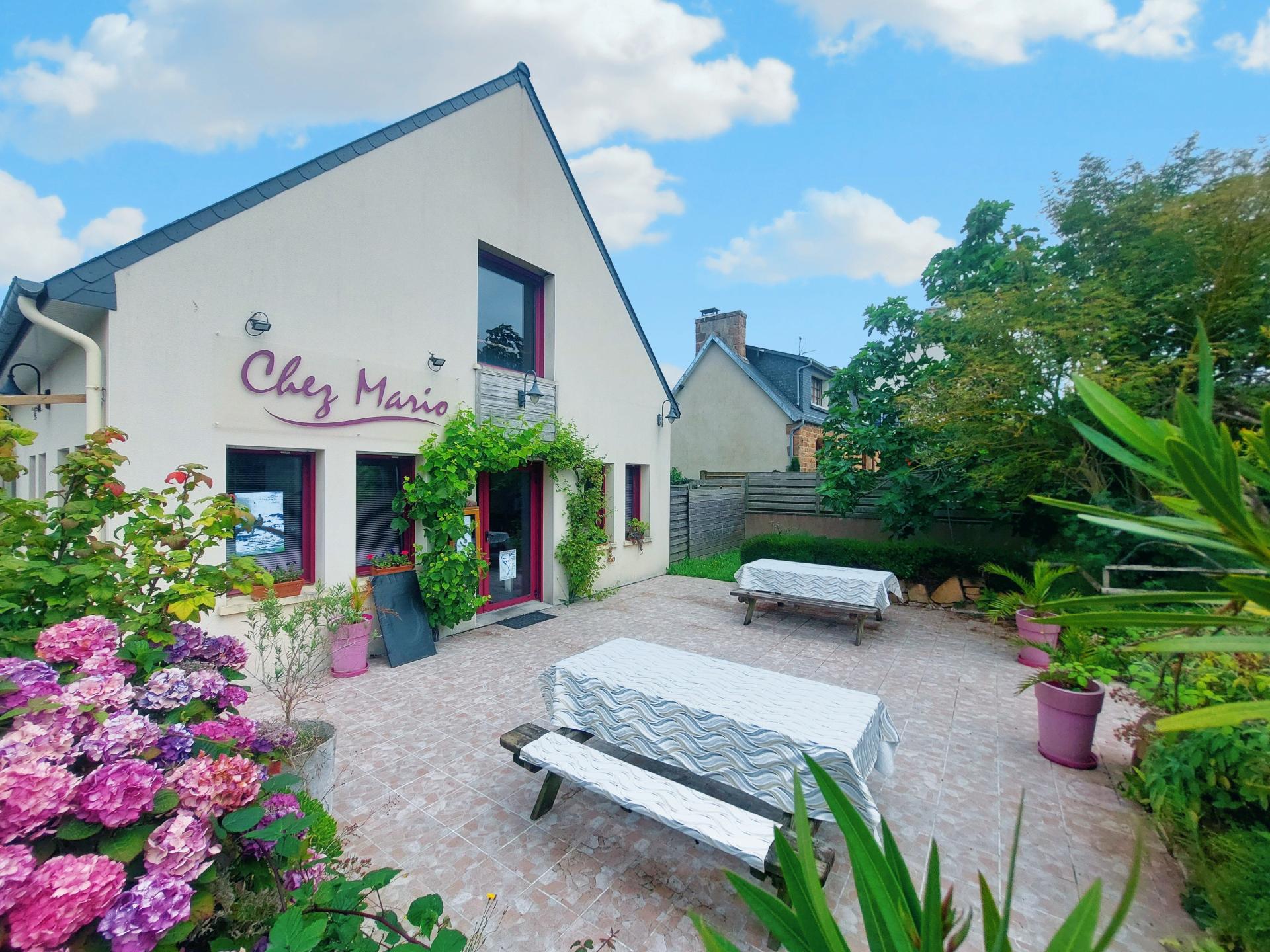 Découvrez une opportunité rare avec ce restaurant/pizzeria situé dans le centre-bourg de Trégastel, un joyau de la Côte de Granit Rose. Bénéficiant d’un emplacement central et facilement accessible, il attire à la fois une clientèle locale fidèle et les nombreux visiteurs séduits par la beauté de la région.  

#Une localisation idéale et connectée : 
- Proximité touristique : À deux pas des plages et des sites emblématiques de Trégastel, attirant des touristes tout au long de l’année.  
- Facilité d’accès pour les villes voisines:  
   - Lannion: à seulement 15 minutes en voiture, offrant une clientèle d’entreprises et d’habitants actifs.  
   - Perros-Guirec et Trébeurden : accessibles en moins de 10 minutes, pour un flux constant de visiteurs le midi et le soir.  
- Une position centrale : Parfaite pour capturer une clientèle variée, des locaux aux vacanciers en passant par les professionnels en déplacement.  

#Un lieu conçu pour s’adapter à vos projets :
- Capacité actuelle : 42 couverts en salle et une terrasse accueillant 24 clients, idéale pour les beaux jours.  
- Un studio à l’étage :  
   - Exploitable en location (saisonnière ou annuelle) pour un revenu supplémentaire.  
   - Ou transformable en salle supplémentaire, ajoutant environ 20 couverts pour répondre à une demande accrue.  

#Prêt à l’exploitation immédiate :
- Matériel et mobilier : En excellent état, sans besoin d’investissement supplémentaire (four Moretti Neapolis, entre autres).
- Locaux aux normes : Accessibilité PMR et conformité DSV.  
- Bâtiment récent : Construction des années 2000, aucun travaux à prévoir.  

#Un cadre de vie et de travail unique :  
- Trégastel, c’est le charme de la Côte de Granit Rose, avec ses paysages uniques, son attractivité touristique et une qualité de vie exceptionnelle.  
- Une opportunité d’allier un projet professionnel florissant et un environnement de rêve.  

# Informations financières : 
- Prix des murs et fond : 350 000 €

Ce restaurant offre une combinaison idéale entre emplacement stratégique, flexibilité d’aménagement et facilité d’accès. Ne laissez pas passer cette opportunité : contactez-nous pour plus d’informations ou pour organiser une visite.  

Faites de Trégastel le point de départ de votre réussite !