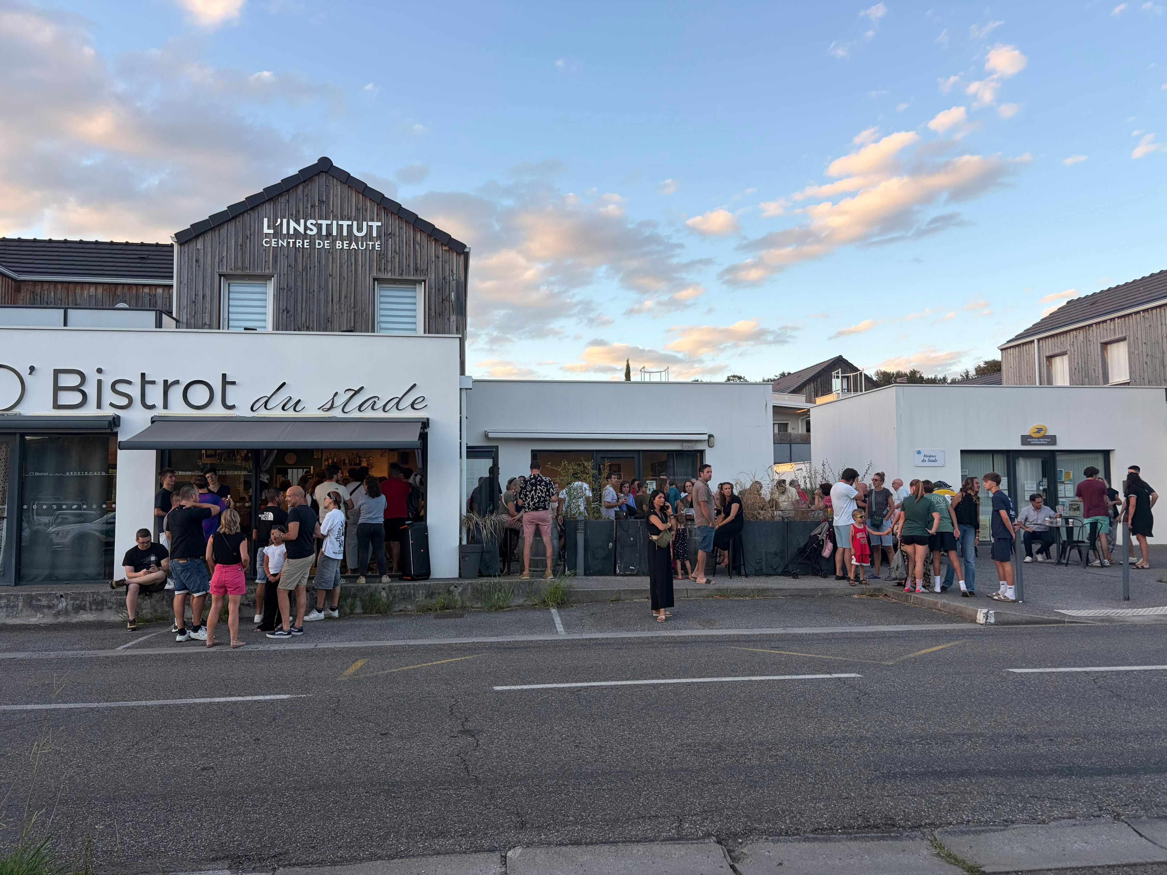 Bar Brasserie situé dans le village dynamique d'Artigueloutan (64), parmi d'autres commerces, face au stade, sur un axe de passage, avec un grand parking et le soutien de la municipalité