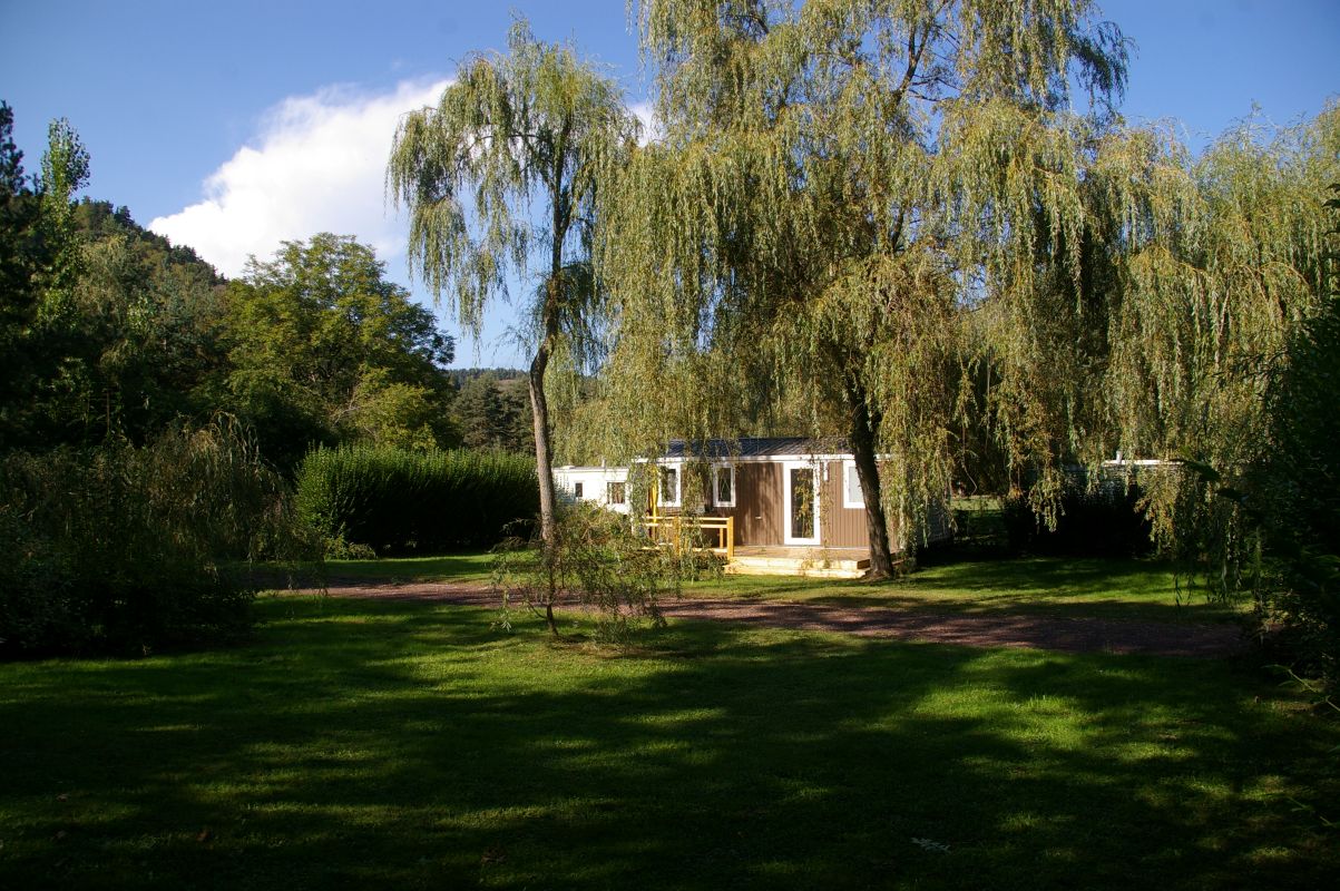 Situé à Goudet, dans un environnement naturel exceptionnel en bordure de la Loire sauvage, au cœur d’un territoire particulièrement recherché par les amateurs de nature, de randonnée et de tourisme expérientiel, cet établissement constitue une opportunité rare de reprise d’un site touristique atypique bénéficiant d’une identité forte et reconnue.

Depuis plus de 15 ans, les exploitants ont développé bien plus qu’un camping traditionnel en créant un véritable lieu de vie et de destination, combinant hébergement touristique, restauration, activités de loisirs et programmation artistique régulière, faisant aujourd’hui la réputation du site bien au-delà du territoire local.

Un site touristique complet sur un foncier exceptionnel.

Développé sur près de 45.000 m², l’établissement comprend :
- Un camping classé 3 étoiles de 90 emplacements
- Plusieurs hébergements locatifs (mobil-homes, chalets)
- Un restaurant d’environ 50 couverts avec terrasse
- Un bar avec Licence IV
- Une piscine extérieure
- Un snack attenant à l’espace piscine
- Parking clientèle
- Laverie
- Espaces de loisirs : pétanque, basket, ping-pong, activités extérieures

L’établissement bénéficie d’un emplacement particulièrement attractif, au croisement de plusieurs itinéraires de randonnée (GR), à proximité immédiate de la Loire et dans un secteur touristique reconnu.

Un concept différenciant construit autour de la musique et de l’événementiel.

La singularité du lieu repose sur une identité forte développée par les exploitants actuels autour d’un concept original associant vacances, convivialité et culture musicale.

Durant toute la saison, le site propose une programmation régulière qui contribue fortement à sa notoriété :
- Concerts live en plein air
- Soirées musicales et apéros-concerts
- Spectacles et animations culturelles
- Accueil d’artistes et groupes émergents
- Ambiance familiale et festive reconnue par une clientèle fidèle

Le camping s’est progressivement imposé comme un véritable lieu d’expérience touristique, où se mêlent détente, nature et événements culturels.

Un outil immédiatement exploitable avec fort potentiel de développement.

L’établissement dispose d’équipements professionnels complets permettant une reprise immédiate :
- Cuisine professionnelle entièrement équipée
- Four à pizza, plancha, friteuse, chambre froide, équipements gaz
- Matériel d’exploitation inclus
- Véhicules et matériel d’entretien cédés avec l’activité (camion + pelleteuse)

Perspectives de développement importantes.

De nombreuses opportunités de développement restent possibles :
- Renforcement de l’activité événementielle et festivals
- Développement d’hébergements insolites ou premium
- Extension de la saison d’exploitation
- Développement d’offres groupes, séminaires ou stages thématiques
- Valorisation accrue du concept tourisme + culture + nature

Conditions de cession :
- Vente totale du fonds de commerce et des murs (terrain inclus)
- Prix global : 650.000 € HFA (Hors Frais d’Agence) - (500.000€ + 150.000€ de fonds de commerce)
- Accompagnement du repreneur possible pendant 12 mois

Profil recherché : couple, associés ou entrepreneur souhaitant développer un projet touristique différenciant.
Une opportunité rare de reprendre un établissement touristique déjà reconnu, bénéficiant d’un concept unique associant camping, restauration, musique live, événements culturels et tourisme nature dans l’un des secteurs les plus attractifs de Haute-Loire.