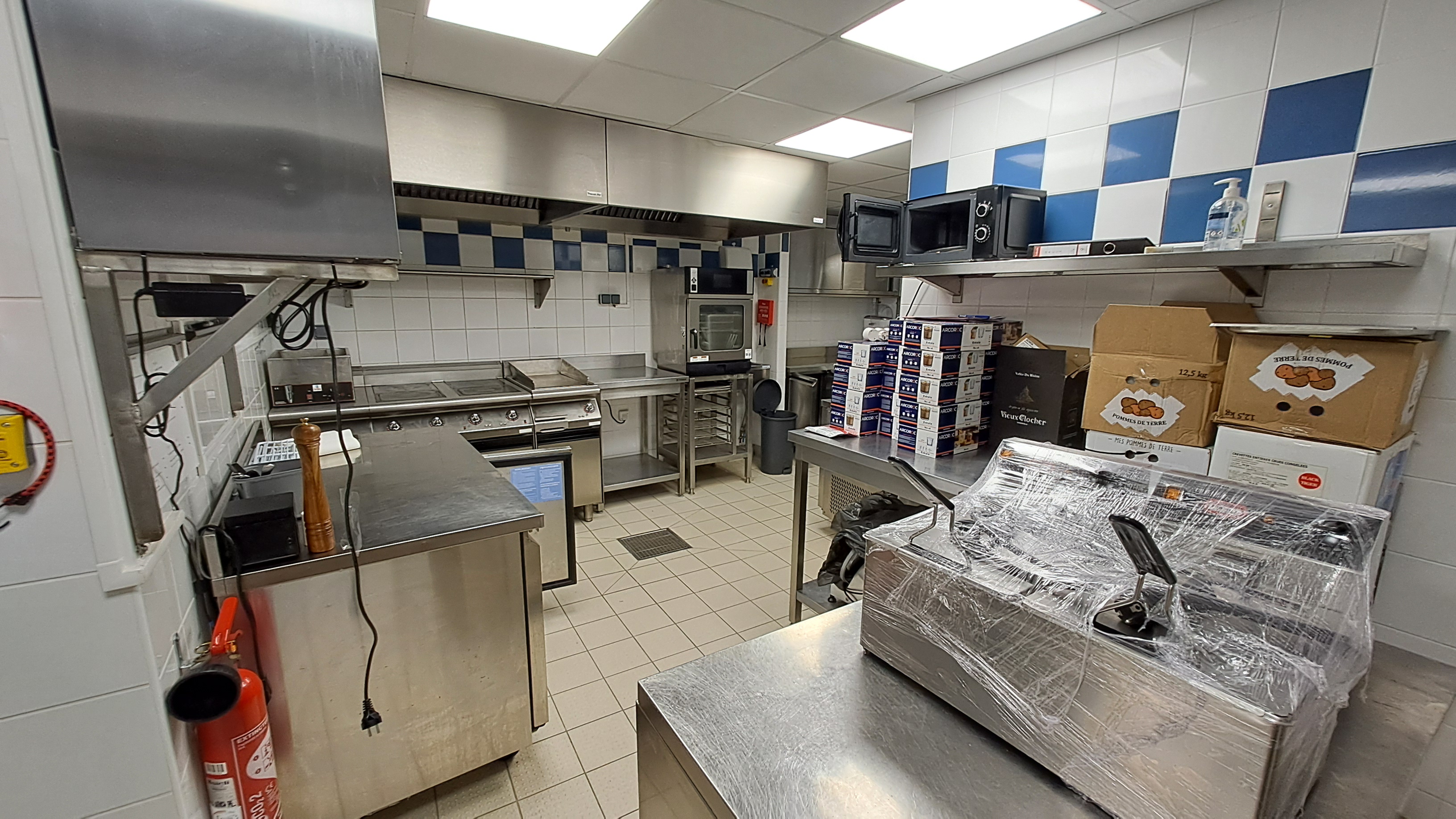 Vous êtes passionné(e) par la cuisine et l’accueil ?
Vous souhaitez vous impliquer dans la vie d’une commune dynamique ?
Vous souhaitez vous reprendre un établissement emblématique ?
Vous recherchez un cadre de vie de qualité ?
 
Devenez gérant(e) de l'hôtel restaurant Le Bon Laboureur, libre de suite et clé en main. 
Hormis le rachat du matériel, mobilier et équipements de l'ancienne gérance, aucun investissement n’est à prévoir.
Etablissement emblématique situé au coeur du village, l'hôtel restaurant, rénové par la municipalité, est un lieu accueillant où vous pourrez innover, créer un environnement convivial et où vos qualités humaines et professionnelles seront un atout.
Vous bénéficierez du contact avec les habitants attachés à leurs petits commerces et d’une situation idéale dans le village sur un axe fréquenté.
 
DESCRIPTION DE L'HOTEL RESTAURANT (plans sur demande)
   
Espace restaurant constitué de 3 salles communicantes (40, 42 et 27 m²) : total 109 m²
1 salle annexe pour évènements privés ou réceptions : 23 m²
Espace cuisine, plonge, réserve : 42 m²
Hall et espace d'accueil : 14 m²
6 grands studios meublés équipés avec kitchenette, dont 1 PMR
1 terrasse au sein de la cour intérieure : 85 m²
Sanitaires : 14 m²
Vestiaires personnel : 11 m²
Locaux techniques
1 grande dépendance comprenant garages et espaces de stockage
 
TOTAL RDC : 276 m²
TOTAL R+1 : 212 m²
 
ÉQUIPEMENTS DE CUISINE ET D'HOTELLERIE COMPRIS DANS LA LOCATION
    1 four électrique
     1 plancha électrique
    1 gazinière électrique 4 feux
    1 machine à laver
    2 bacs de plonge
     6 hottes électriques
     6 petits frigos
     6 micro-ondes
     6 télévisions
 
ÉQUIPEMENTS DE CUISINE ET D'HOTELLERIE A VENDRE PAR L'ANCIENNE GERANCE (inventaire fourni sur demande)
    Mobilier de salle (tables, chaises, vaisselle, frigos, ...)
     Mobilier de terrasse
     Matériel de cuisine (tables inox, friteuse, mixeur, balance, plonge batterie complète, ...)
     Matériel d'hôtellerie (lits, meubles, accessoires, ...)
     Matériel d'entretien 
 
CONDITIONS COMMERCIALES ET MODALITES DE CANDIDATURE
Location-gérance du restaurant : 1 750 € HT par mois (licence IV incluse)
3 premiers loyers OFFERTS !
 
Visite obligatoire du site (prendre rendez-vous en Mairie)
Expérience professionnelle dans l'hôtellerie restauration
 
📅 Dépôt des candidatures
Envoyez votre candidature dès maintenant :
📧 Par mail : mairie-moulins-engilbert@orange.fr
📍 Ou directement en mairie : 40 rue des Fossés 58290 MOULINS-ENGILBERT
 
Justificatifs souhaités
     Lettre de candidature avec motivations et références,
     Projet détaillé (fonctionnement, personnel dédié, propositions de menus et des tarifs, propositions d’animations etc… )
     Permis d’exploiter licence IV
 
LOCALISATION
MOULINS-ENGILBERT est un charmant petit bourg médiéval de 1600 habitants, avec ses hameaux, situé dans le Parc Naturel du Morvan, dans la Nièvre. Riche de ses patrimoines naturels et culturels situés au centre de la Bourgogne, Moulins-Engilbert est un village attractif et dynamique, au cœur d’une région préservée, entre les grands lacs du Morvan (Panneciere et des Settons)et le Canal du Nivernais. Le villlage est situé à 10 min de la station thermale de St Honoré les Bains et à 30 min du site historique et touristique de Bibracte, vieux de plus de 2000 ans, qui attire plus de 80 000 visiteurs par an.
 
DANS LE VILLAGE
    Professionnels de santé, pharmacies
    EHPAD
    Restaurants
    Commerces divers (grande surface, magasin de producteurs, boulangeries, bars-tabac-presse, magasin de bricolage, coiffeurs, garages, etc)
    Marché le mardi (foire le 1er mardi du mois)
    Marché au cadran chaque semaine, un marché aux bestiaux de race charolaise de renommée internationale
    Services (banques, agence postale, notaires, taxis, artisans, office de tourisme)
    Collège, écoles, centre social, garderie
    Equipements sportifs
    Associations diverses
    Musée
    Médiathèque
 
Découvrez plus d'informations sur le territoire en visitant les sites internet de la Communauté de Communes Bazois Loire Morvan, de l'office de tourisme Rives du Morvan et de la ville de Moulins-Engilbert :
https://www.bazoisloiremorvan.fr/
https://www.rivesdumorvan.fr/
https://www.moulins-engilbert.fr/