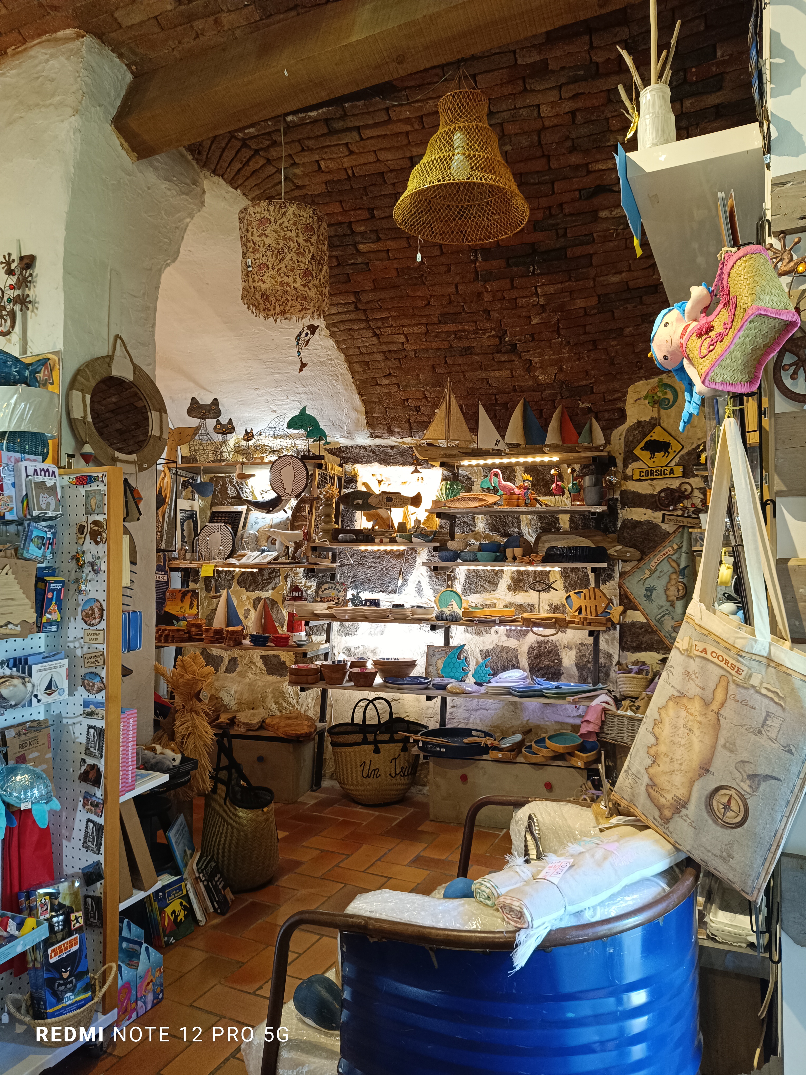 Fonds de commerce à céder dans village très touristique.
Actuellement boutique saisonnière mais possibilité de changer pour en faire un café, restaurant...
Faible Loyer 500€/mois
Réserve attenante 
Sanitaires

Libre dès le premier octobre 2025
Plus d informations sur demande motivée.
Prix à discuter si reprise des meubles et du stock ;
Fonds de commerce 42 000€
Meubles 5500€
Stock 12500€