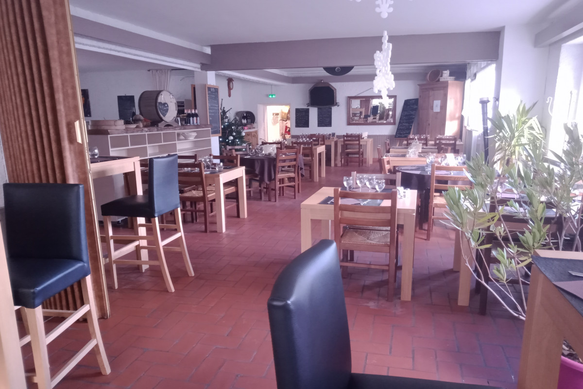 Département du Puy-de-Dôme (63), vends fond de commerce auberge restaurant, sur la commune de Volvic, lieu-dit le Cratère, situé à proximité de Vulcania et du Puy-de-Dôme.
Commerce situé sur un axe touristique, celui des volcans d'Auvergne (inscrits au patrimoine mondial de l'UNESCO depuis juillet 2018)
L'auberge dispose d'un bar licence IV, d'une grande salle de 80 places et d'une terrasse verdoyante au calme de 40 personnes supplémentaire.
Tous l'établissement (toilette, terrasse) est aux normes PMR avec rampes d'accès.
La cuisine, d'une surface de 70 m2 , est entièrement équipée et aux normes HACCP.
Tout le matériel est entretenu et fonctionnel, prise en main immédiate.
Chiffre d'affaire réalisé uniquement du lundi au vendredi midi. Fermé les week-ends et jours fériés avec 6 semaines de congés par an.
Enorme potentiel de développement, grâce à un tourisme en pleine expansion.
Idéal pour un couple de gérants, ou bien une famille.
Un appartement de fonction, situé à l'étage de la bâtisse, d'une surface  de 80 m2, avec deux chambres, est inclus dans le loyer; ainsi que trois chambres indépendantes d'une surface totale de 60 m2.
Deux immenses parkings d'une capacité de 50 voitures minimum jouxtent l'établissement.
Chaudière neuve, une cave, un atelier et une cour privée complètent le bien.
Aucun travaux à prévoir.
Loyer de 1 876,03 ? TTC avec charges par mois.

Appel souhaité après 15 H si possible.