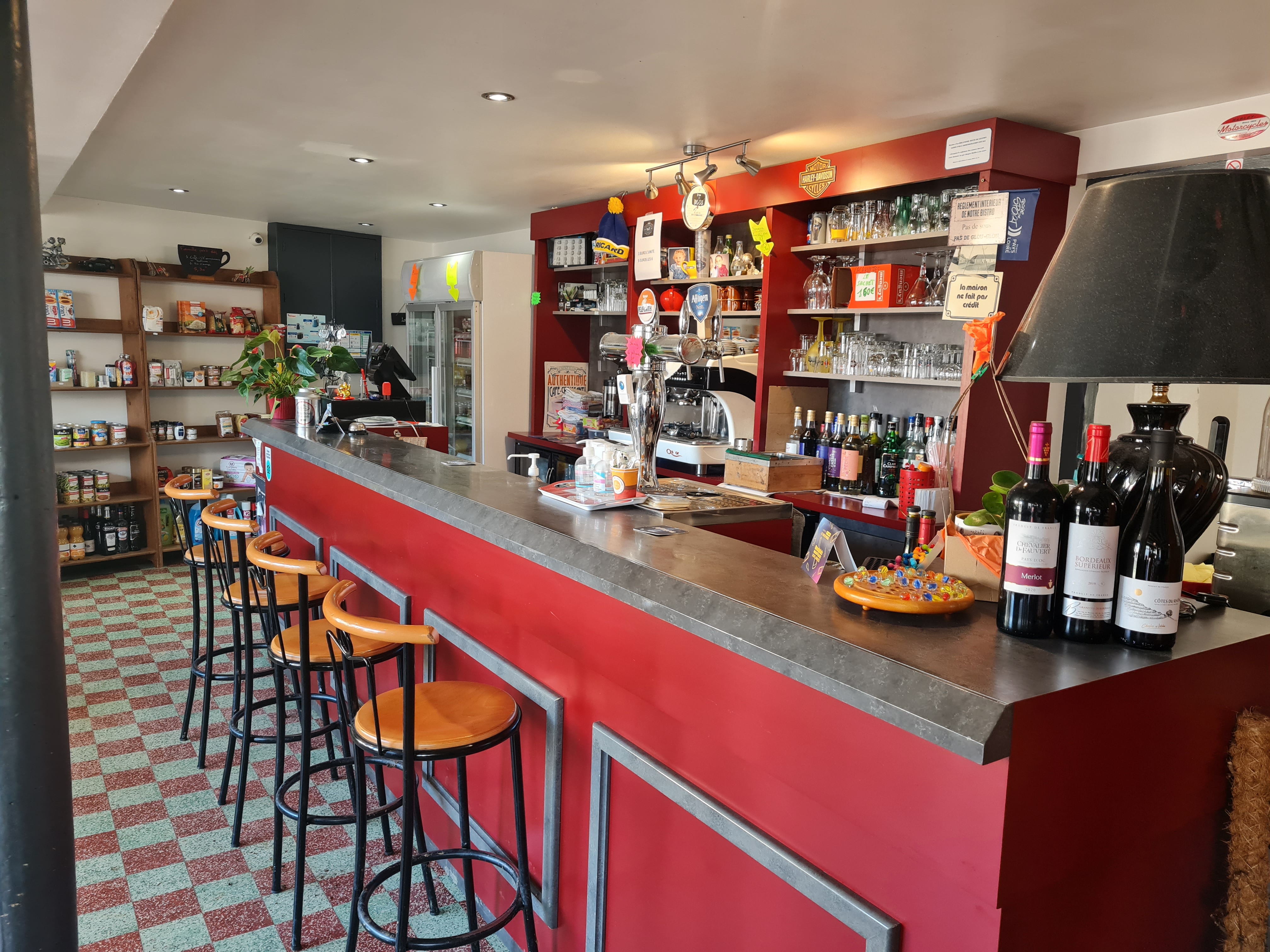 OPPORTUNITE A SAISIR CAFE / RESTAURANT

 

Commerce multiservices exploité depuis 8 ans sur Maresché avec dépôts (pain, journaux, gaz, tabac), dans le centre-bourg du village, à proximité écoles (50 m) avec ramassage scolaire pour collèges et lycées, proche de la mairie et d’une sortie de l’autoroute A28 (2km) entre Le Mans et Alençon.

Facilité de stationnement.

Clientèle familiale et fidèle au quotidien + clientèle de passage.

Capacité de 50 places assises en salle, 10 au bar et 14 places et + en terrasse.

Etablissement prêt à travailler, vendu avec le mobilier, équipement professionnel aux normes, licence IV.

 

Idéal pour couple ou personne seule voulant s’installer dans une activité de proximité avec un vrai potentiel de développement (nombre de couverts, Française des Jeux…).

 

Le prix comprend :

-Les murs avec un logement de 3 chambres (possibilité 4ème), WC et SDB séparés, grenier, salle à manger et coin repos. Surface de 85 m² loi Carrez, terrain de 660 m², 2 garages et cave.  Chauffage fioul et bois. Estimation à 160 000 €.

-Le fonds de commerce avec bar, salle de restaurant, cuisine professionnelle et son équipement aux normes, réserve, terrasse exposée plein sud d’une capacité minimum de 14 places. Surface ~ 100 m². Estimation à 85 000 €.
 

Données comptables disponible sur demande. 
Affaire a taille humaine!!
