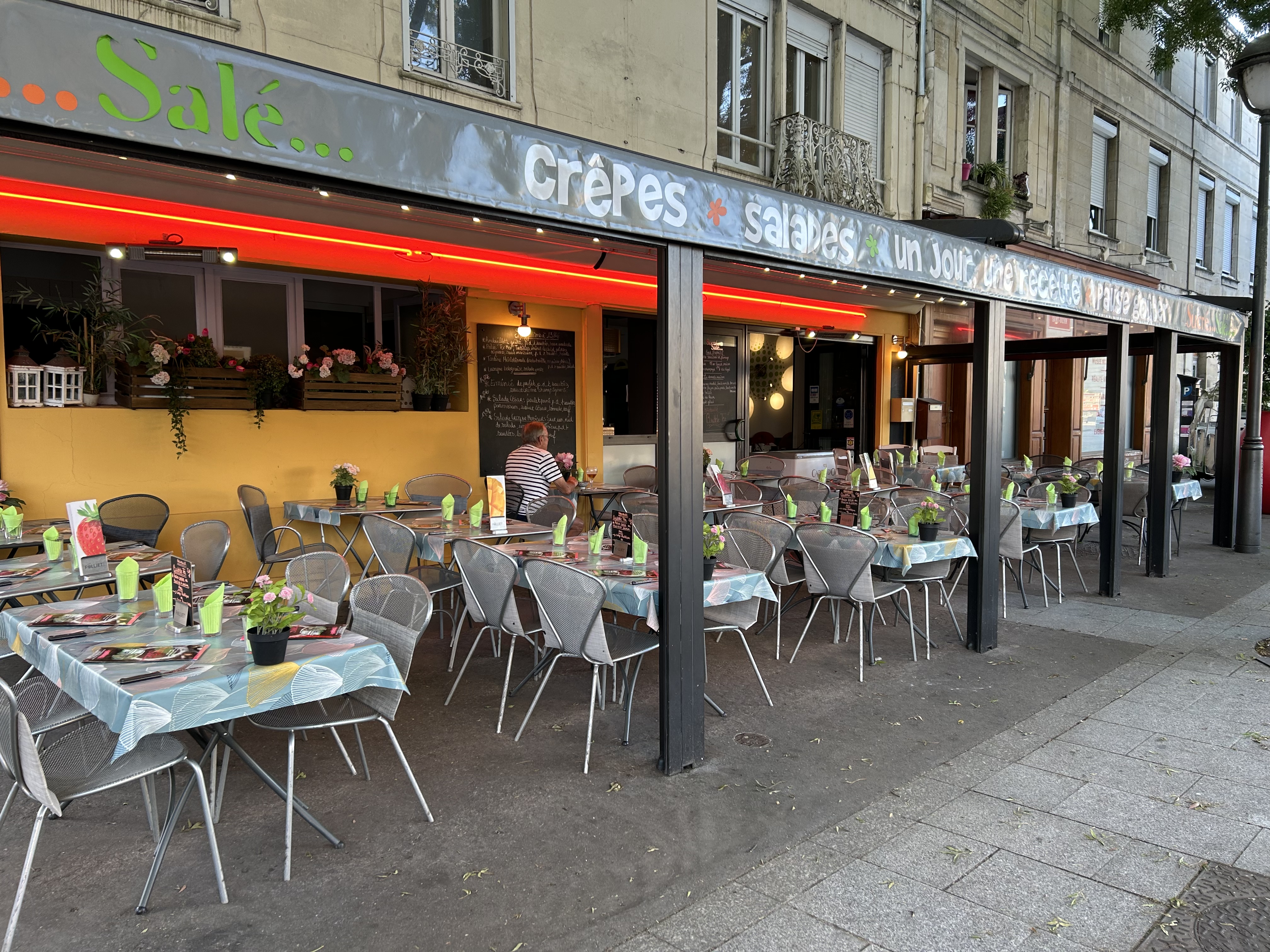 Fonds de commerce de restauration rapide et traditionnelle idéalement situé au cœur de Saint-Dizier, sur la place du théâtre. Excellente visibilité sur un axe à très fort passage. Cet emplacement attire une clientèle régulière et t diversifiée grâce aux nombreux événements culturels organisés tout au long de l’année. 
Commerce renommé pour ses galettes et plats du jour avec activité de salon de thé ainsi que de vente à emporter. 
Salle intérieur de 40 personnes avec terrasse couverte et fermée de 50 places adaptées à toutes les saisons qui est l’atout principal de cet établissement. 
L’offre combinée de restauration rapide, traditionnelle et salon de thé permet de proposer une expérience variée et complète aux clients, un avantage concurrentiel significatif. 
Potentiel de développement intéressant, aucuns travaux à prévoir. Accompagnement du repreneur possible. 
Opportunité à saisir rapidement.